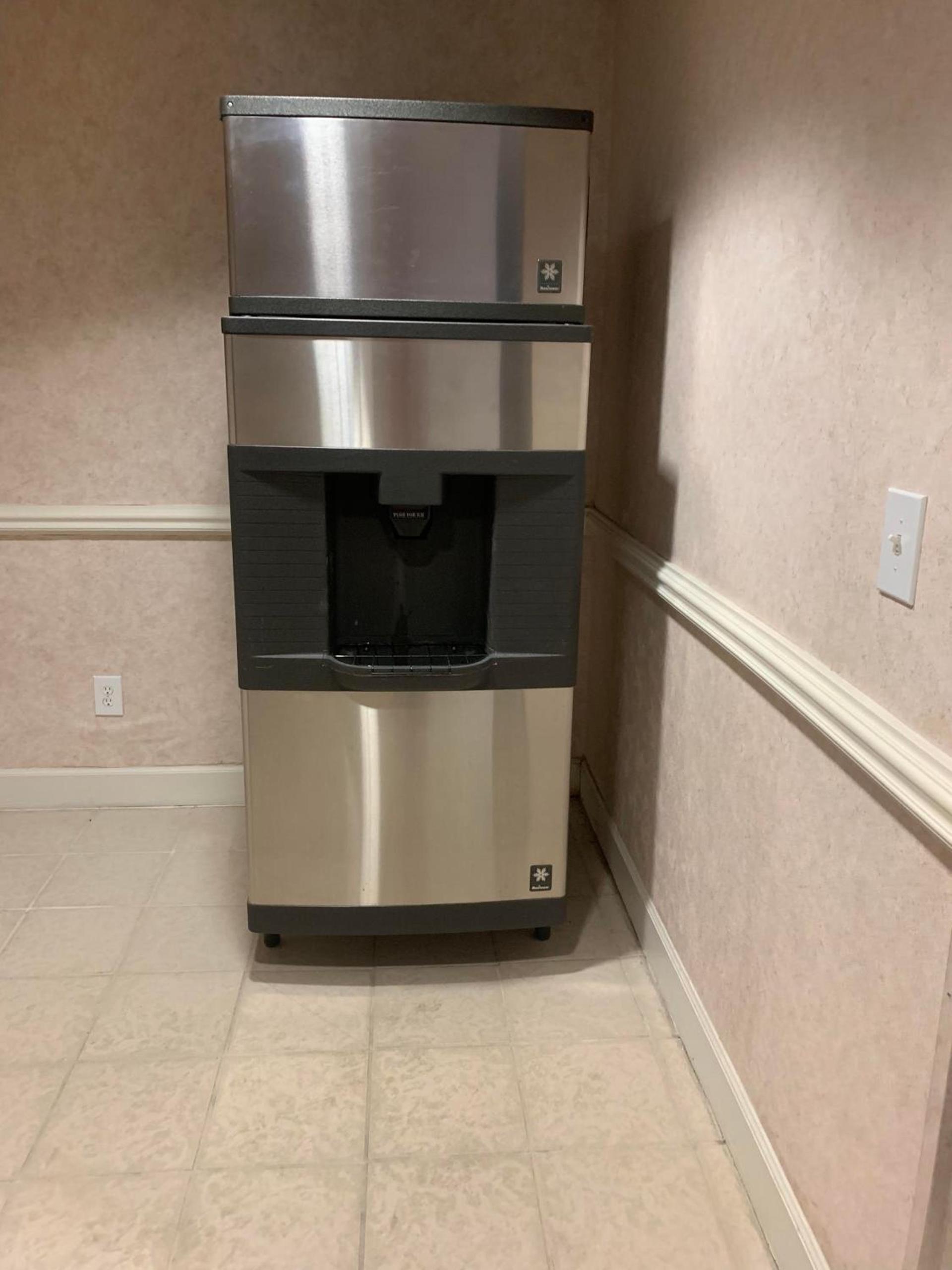 Super 8 by Wyndham Hillsboro TX photo 22