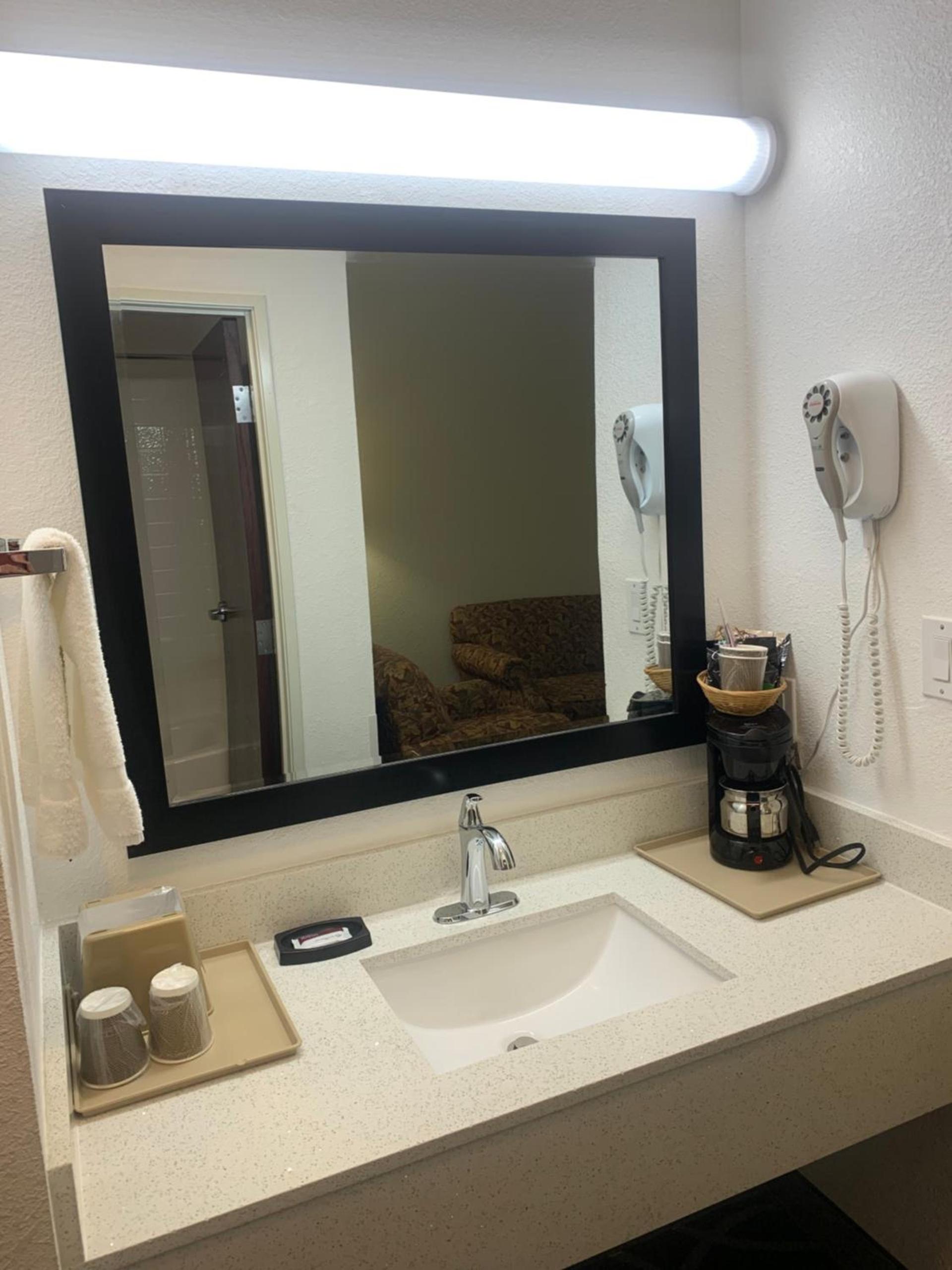 Super 8 by Wyndham Hillsboro TX photo 18
