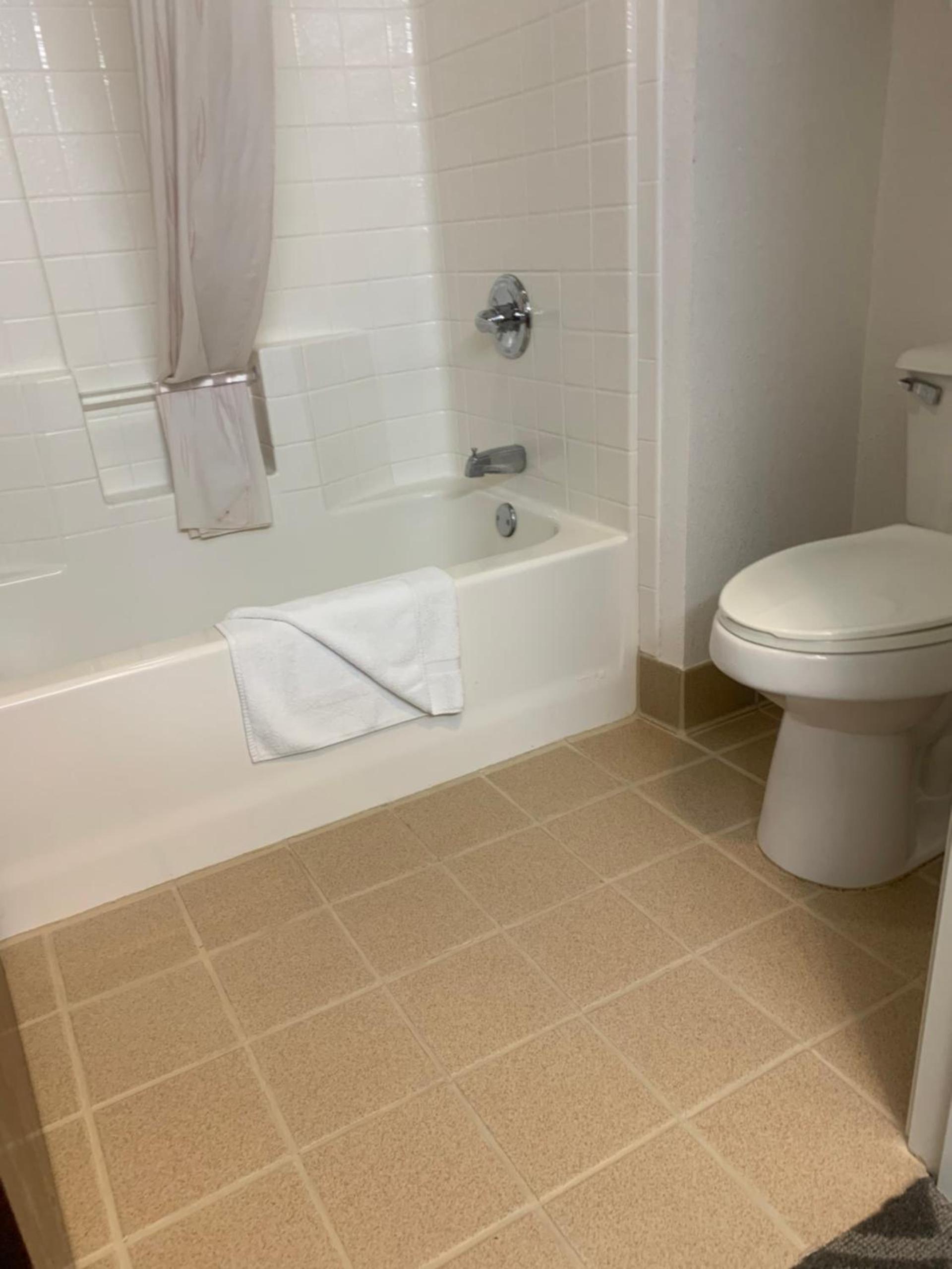 Super 8 by Wyndham Hillsboro TX photo 17