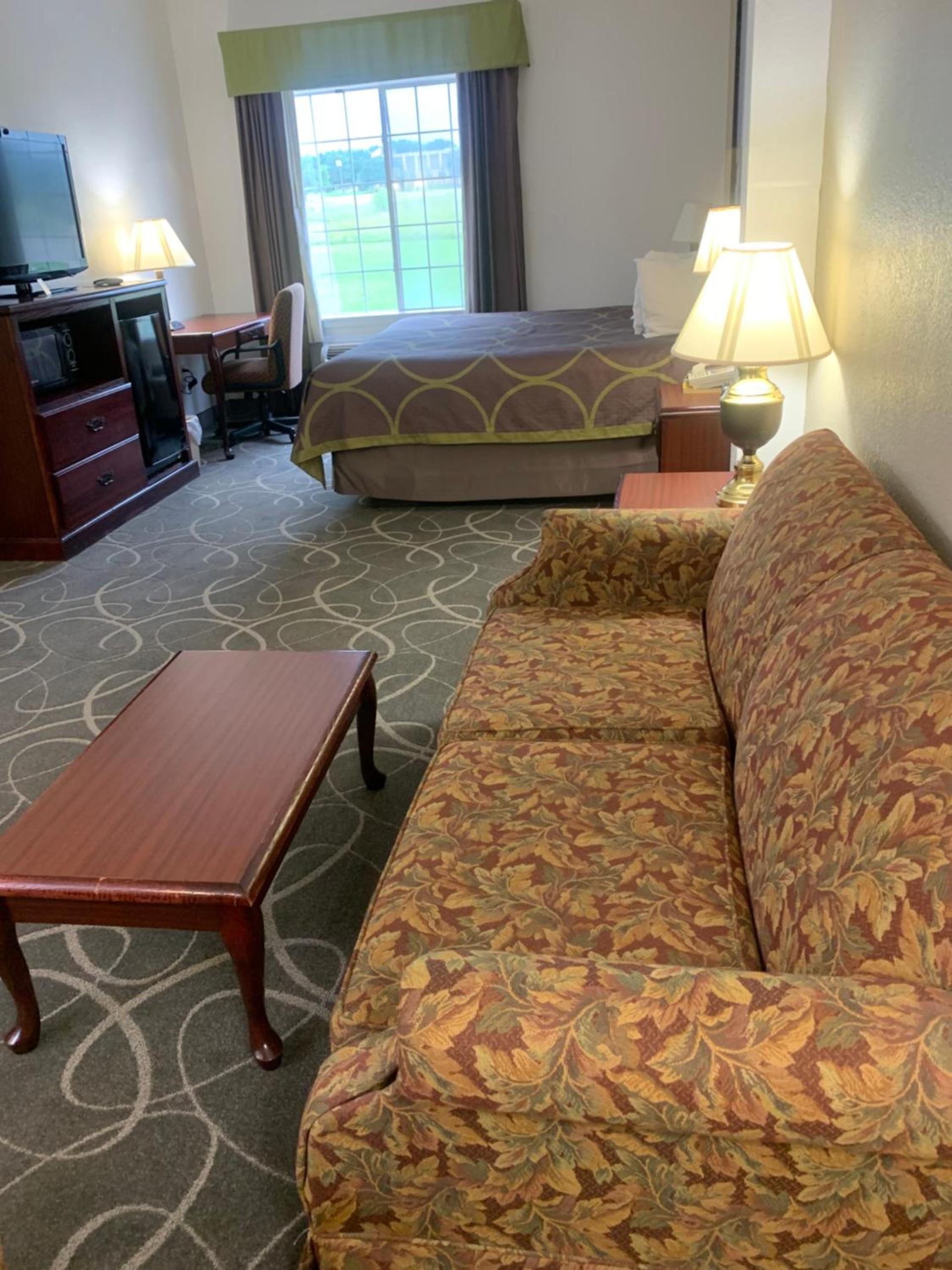 Super 8 by Wyndham Hillsboro TX photo 21