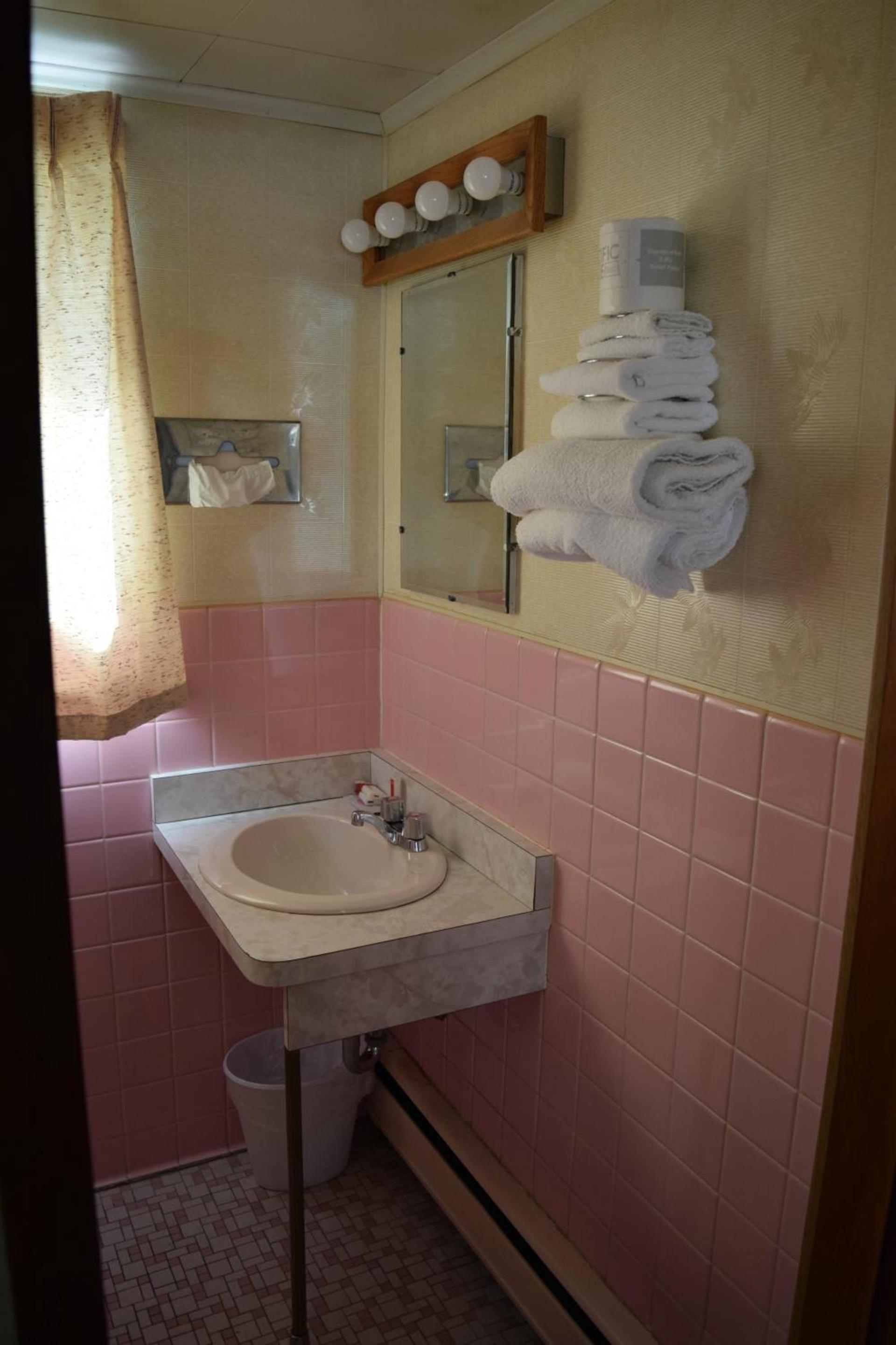 Mid-City Motel photo 10