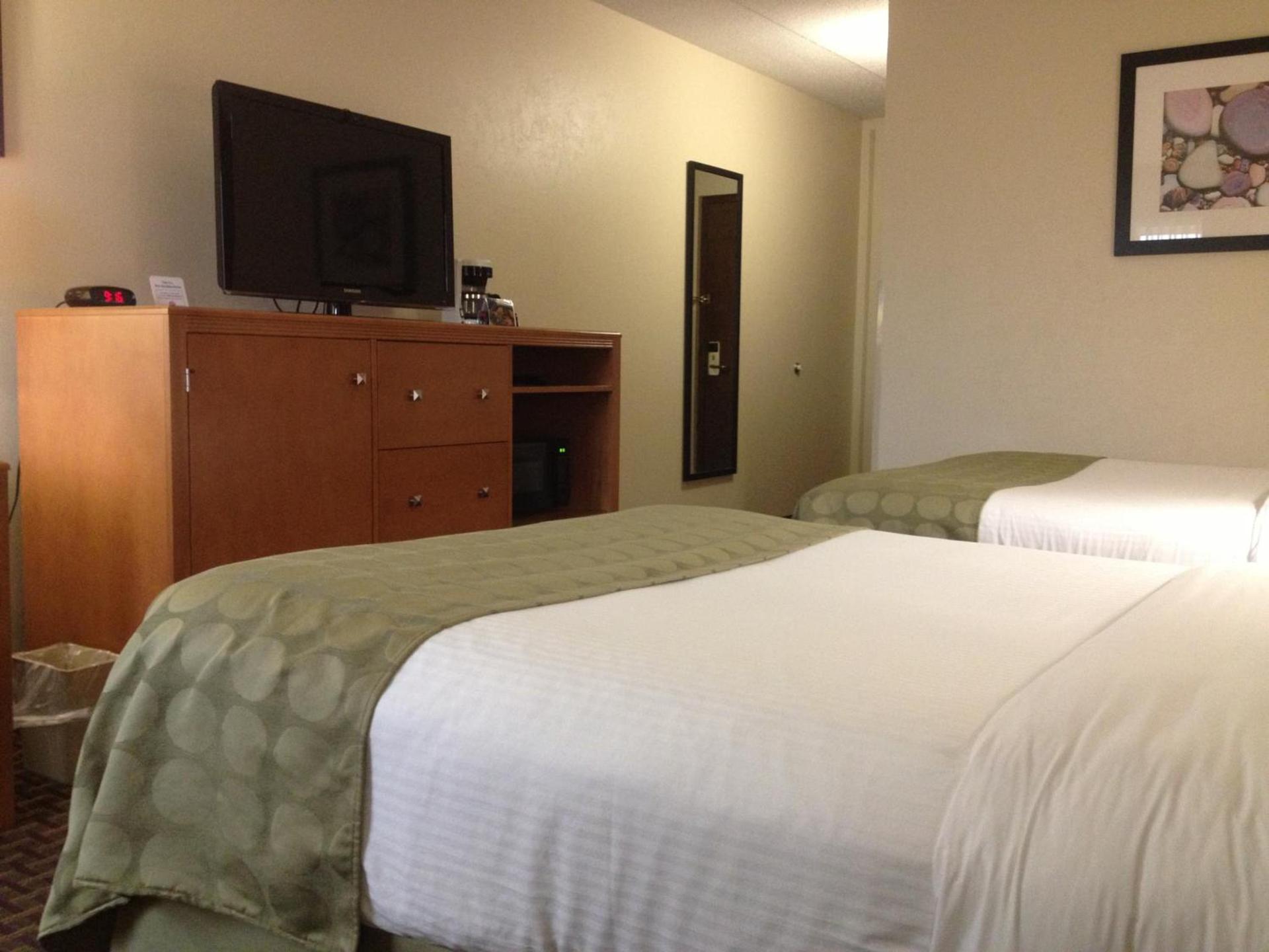 Ramada by Wyndham Marquette photo 32