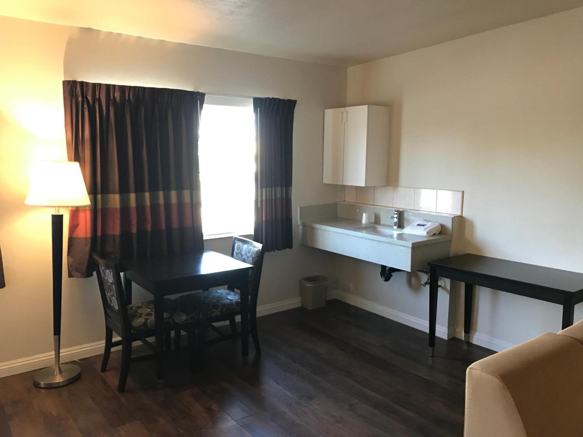 Manhattan Inn & Suites photo 5