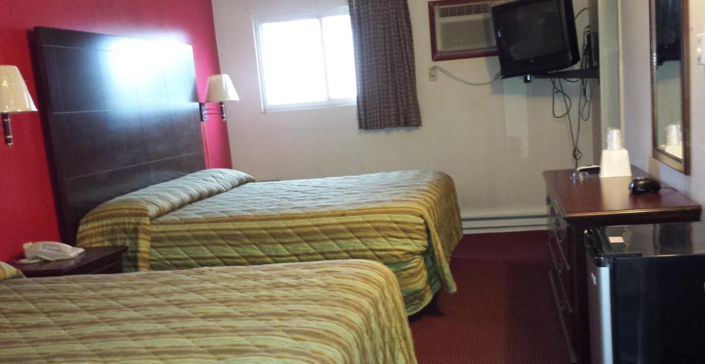 Hallmark Motel photo 2