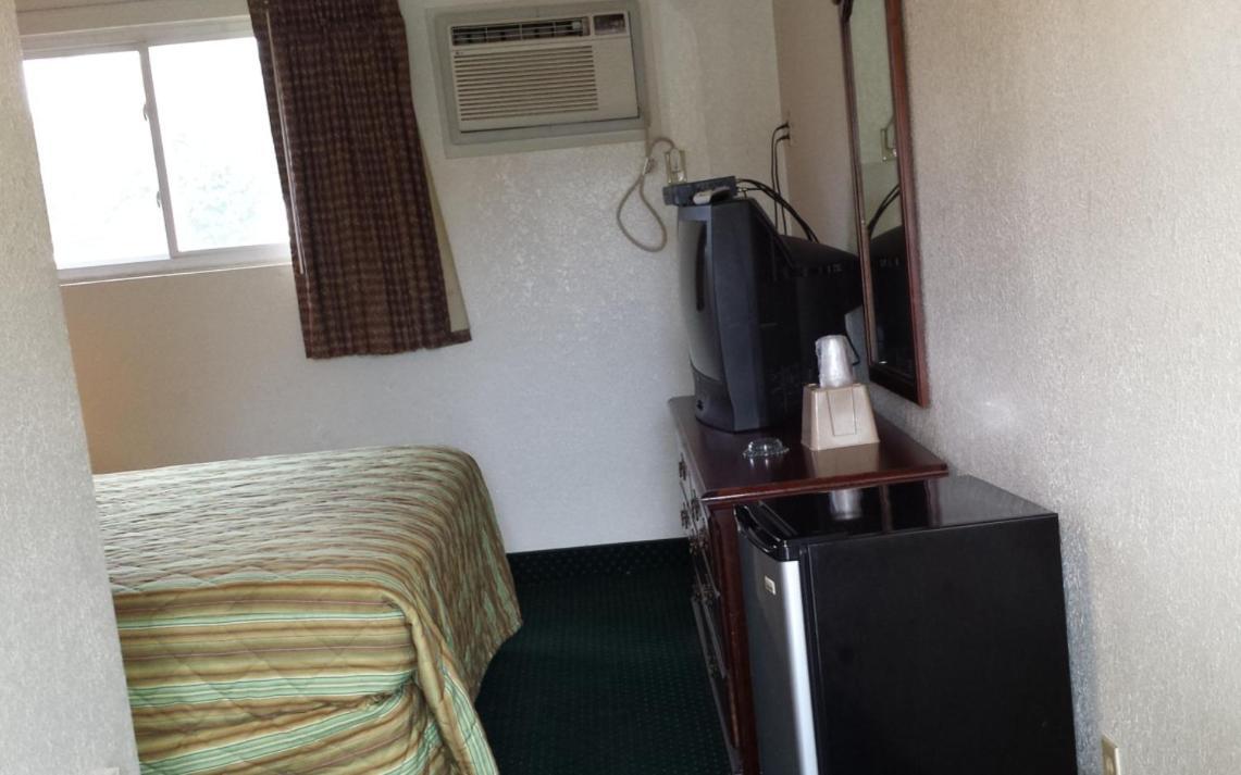 Hallmark Motel photo 12