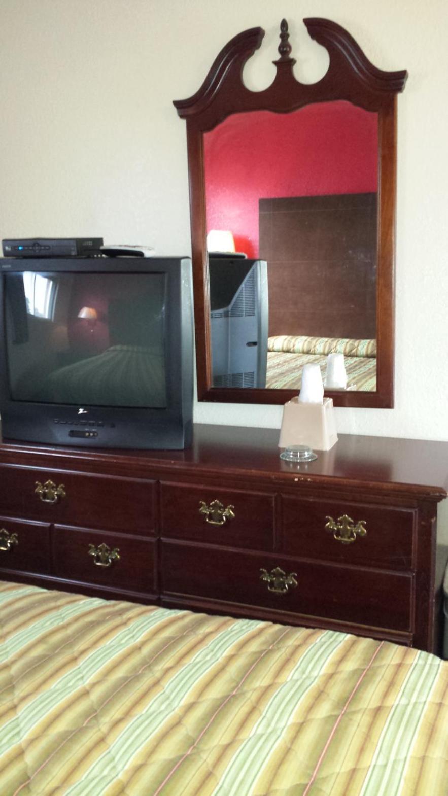 Hallmark Motel photo 13