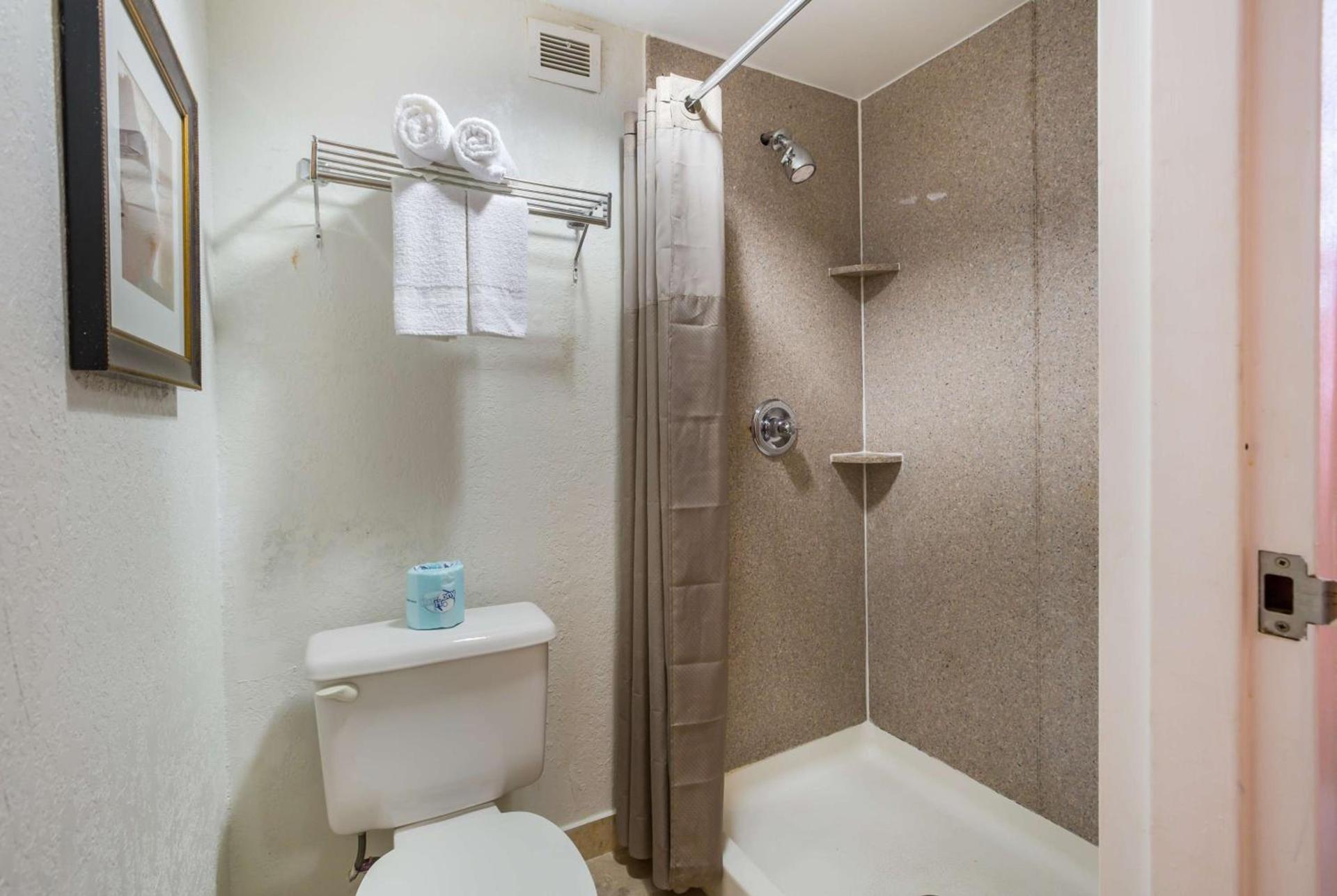 Budgetel Inns & Suites - Atlanta Galleria Stadium photo 9