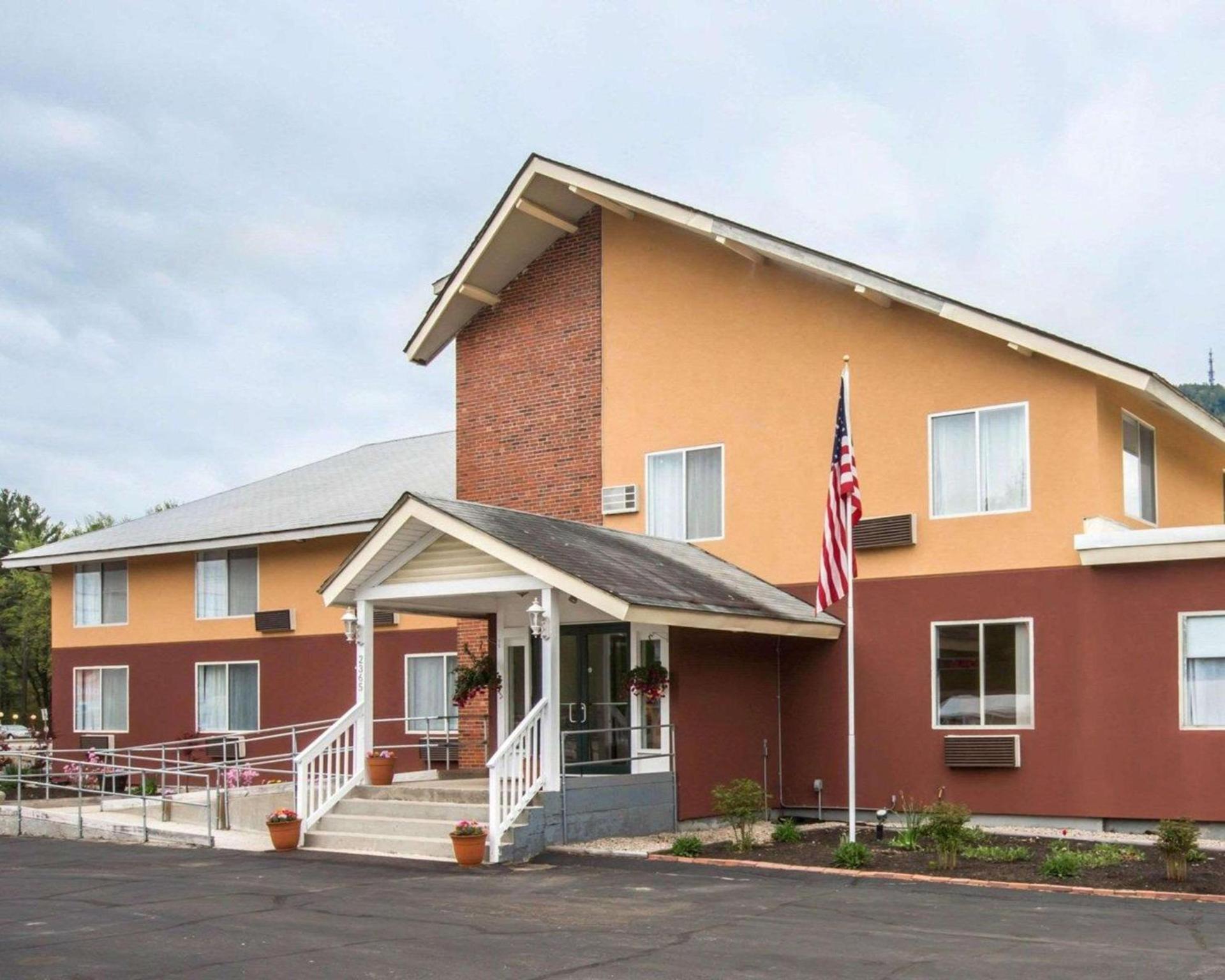 Econo Lodge Lakes Region photo 3