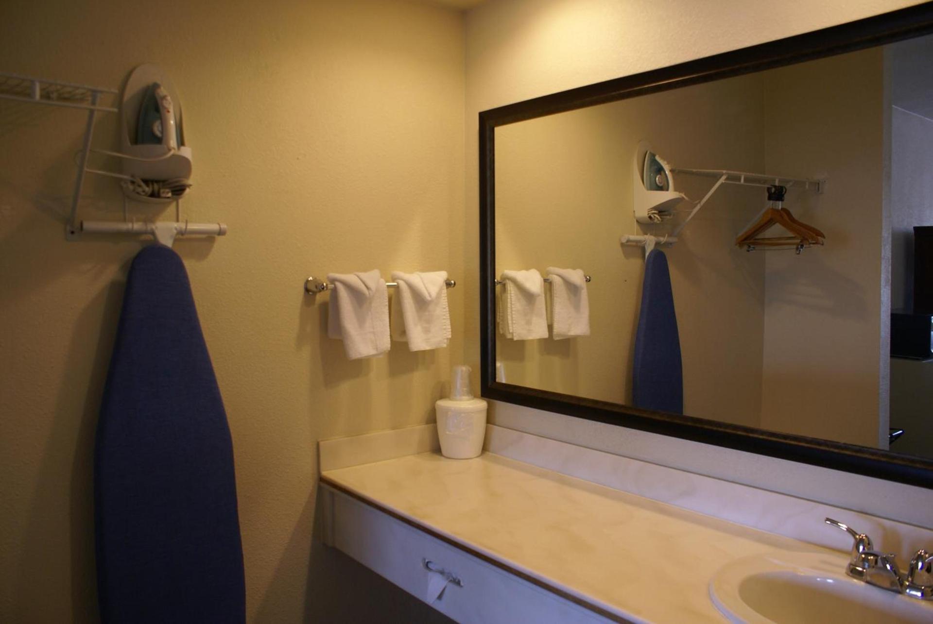 Queens Inn Anaheim photo 17