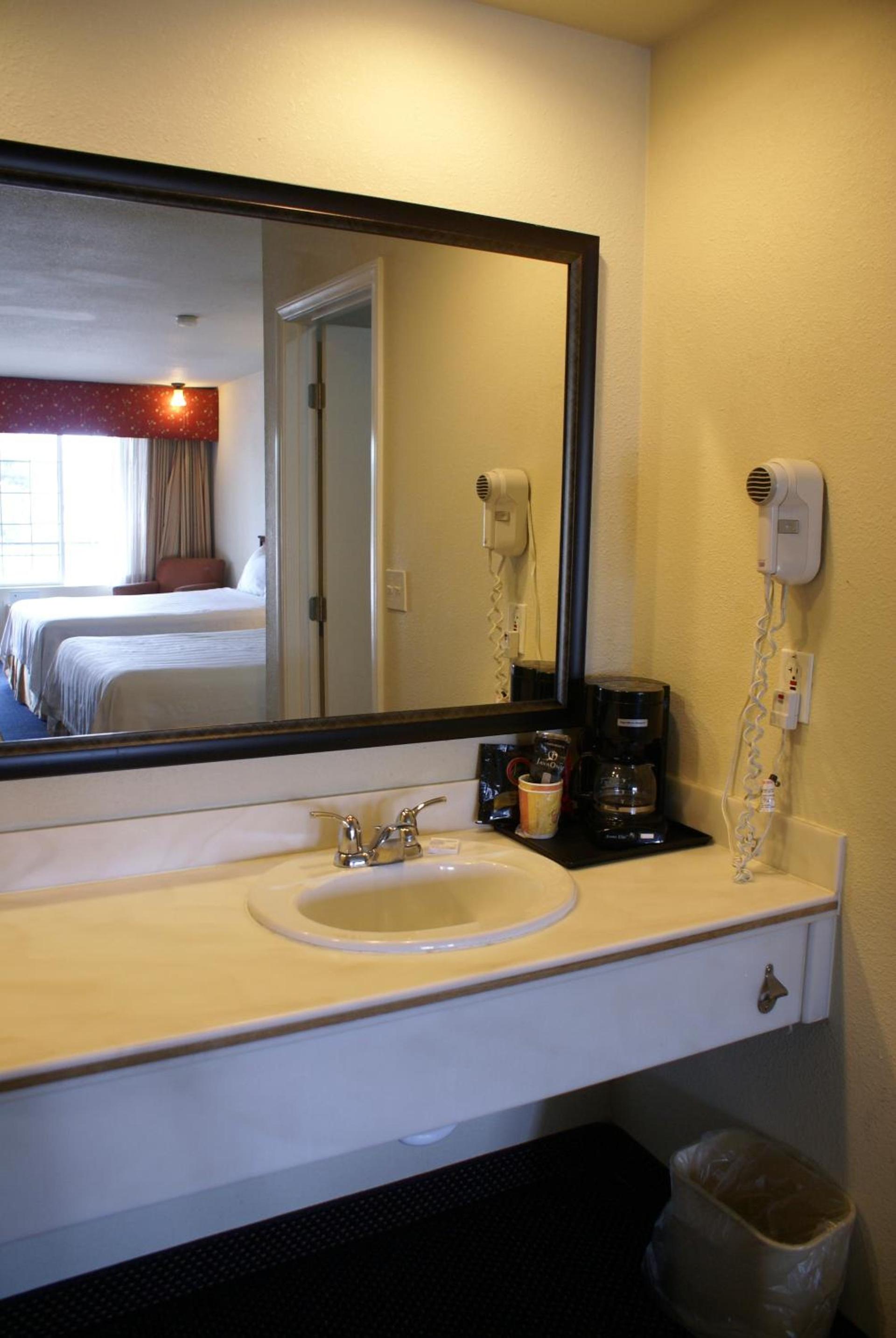 Queens Inn Anaheim photo 18