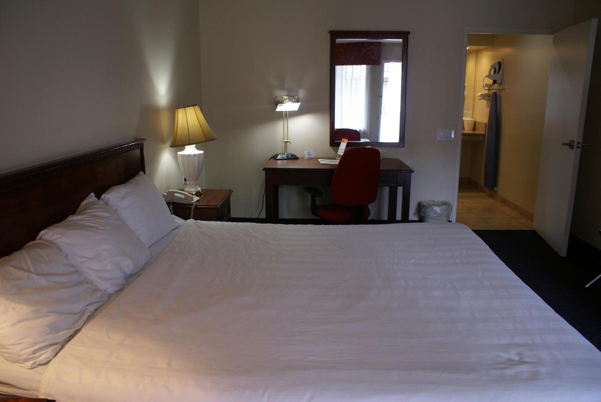 Queens Inn Anaheim photo 21