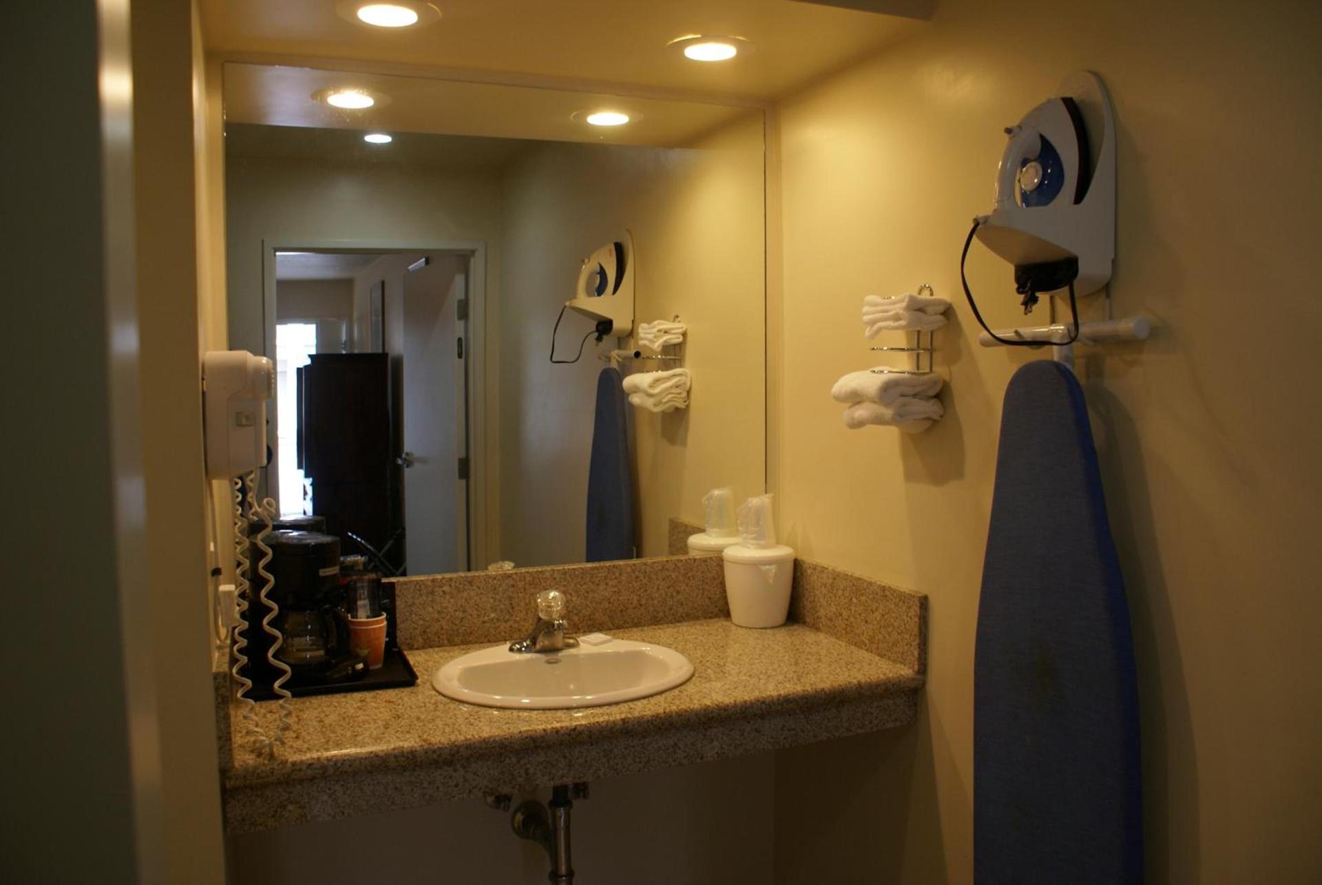Queens Inn Anaheim photo 37