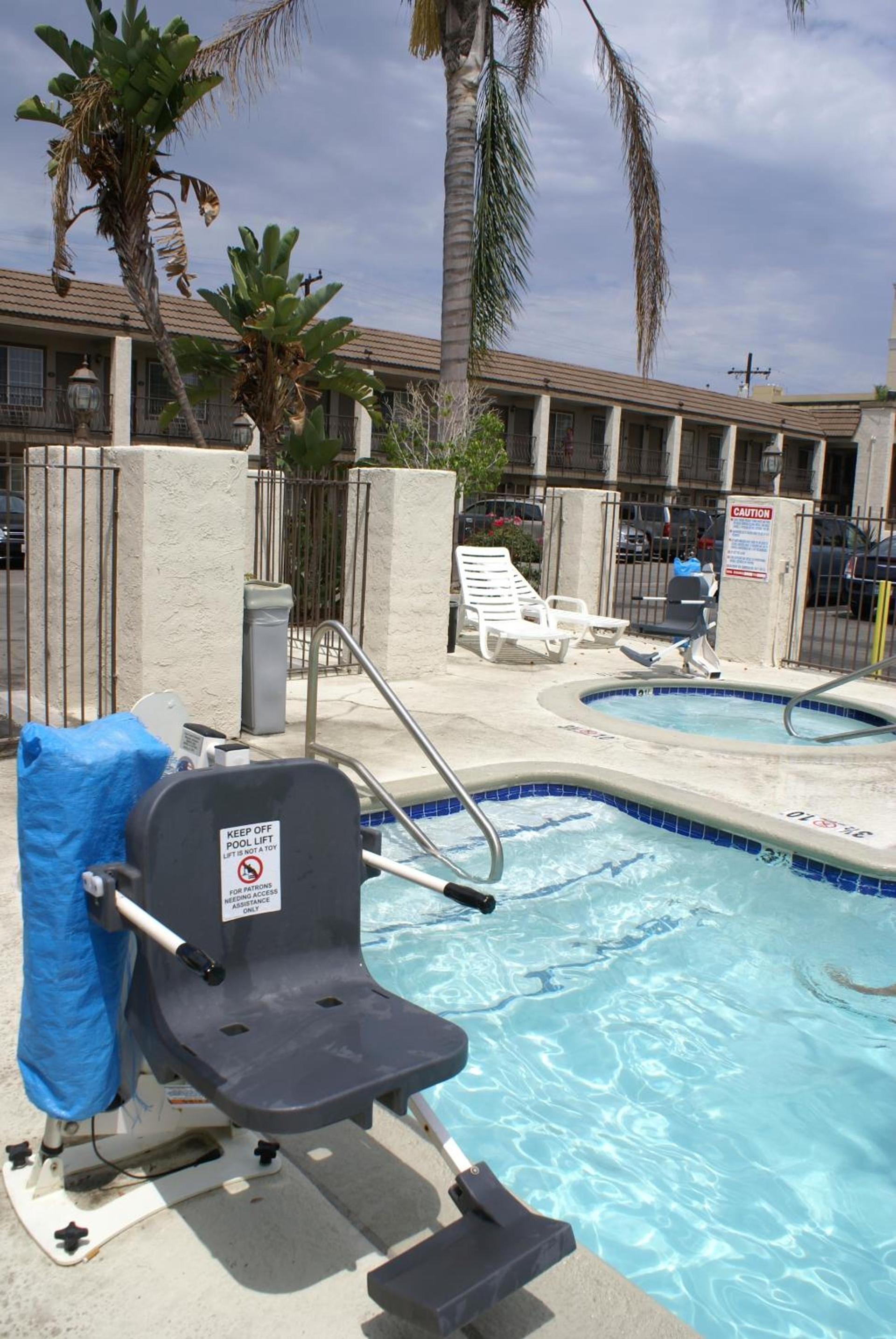 Queens Inn Anaheim photo 30