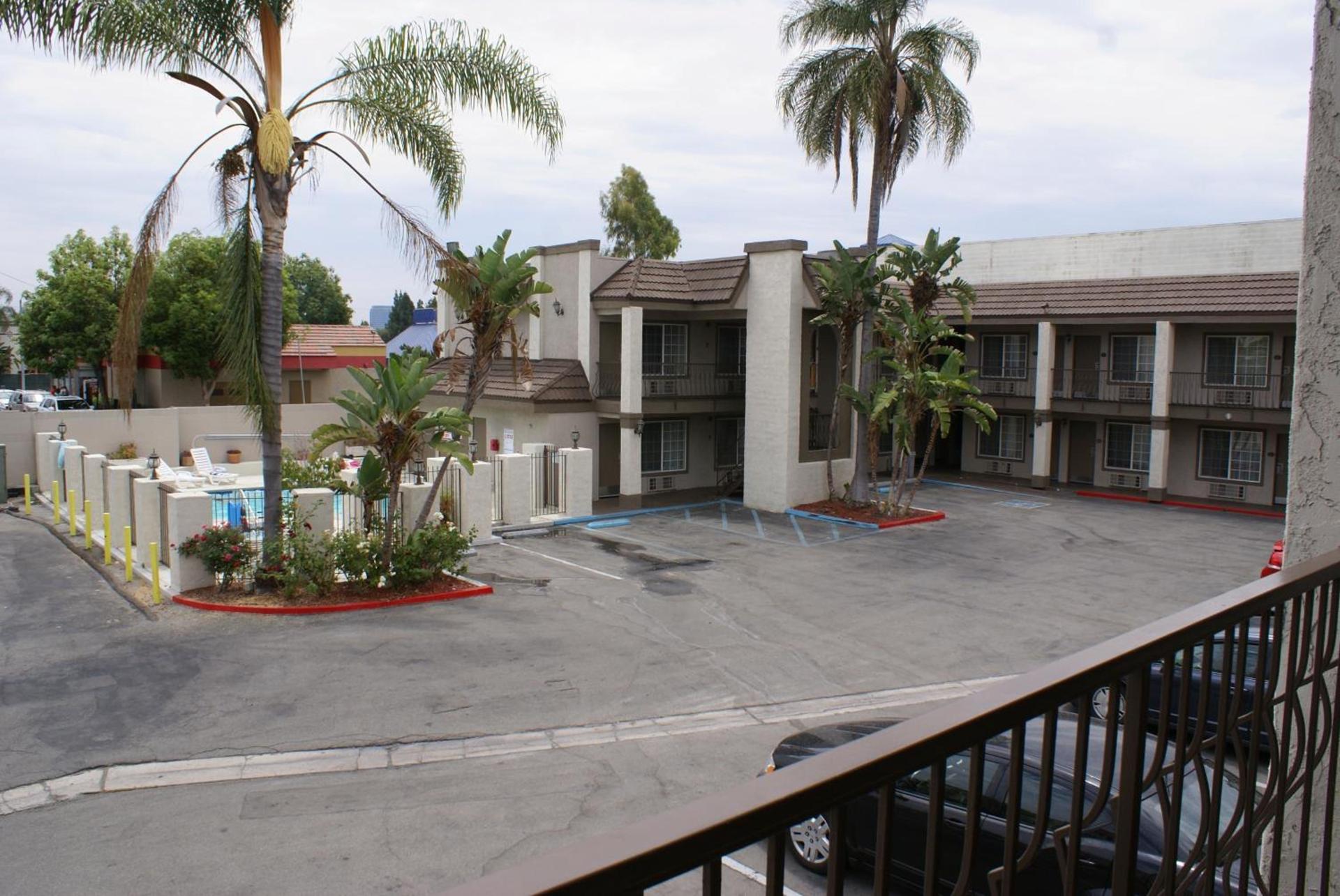Queens Inn Anaheim photo 38