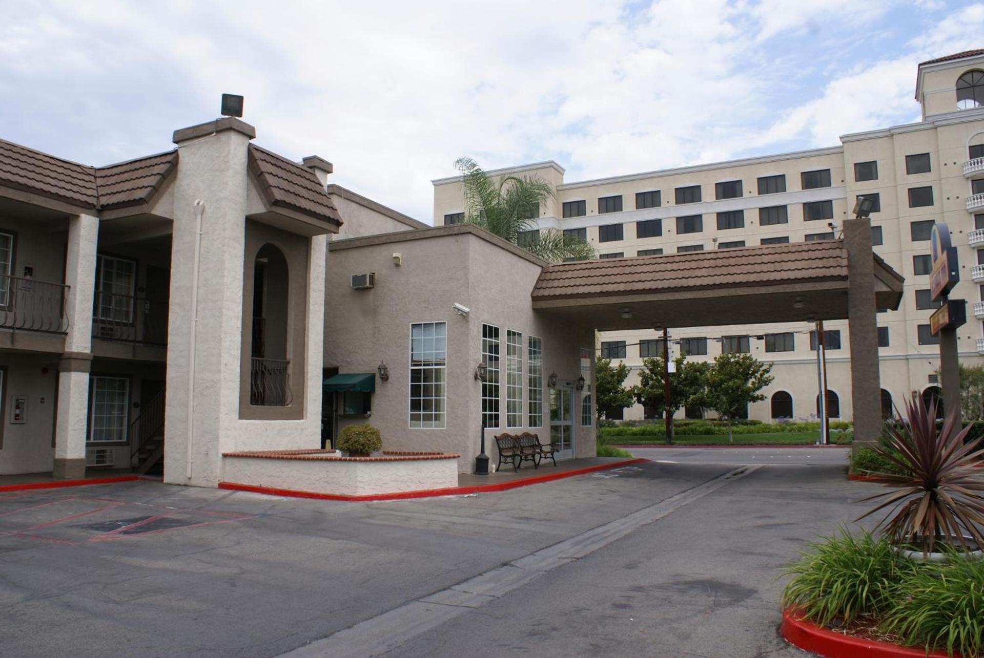 Queens Inn Anaheim photo 28