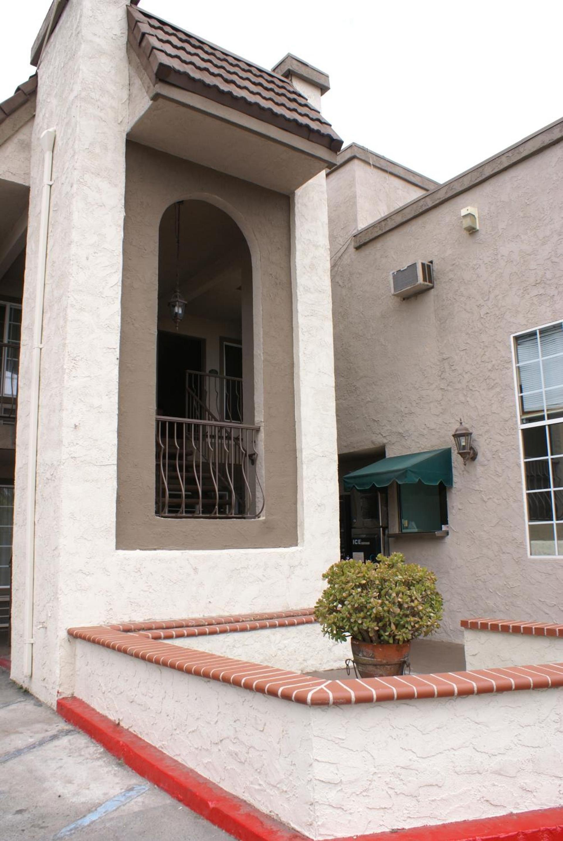 Queens Inn Anaheim photo 26