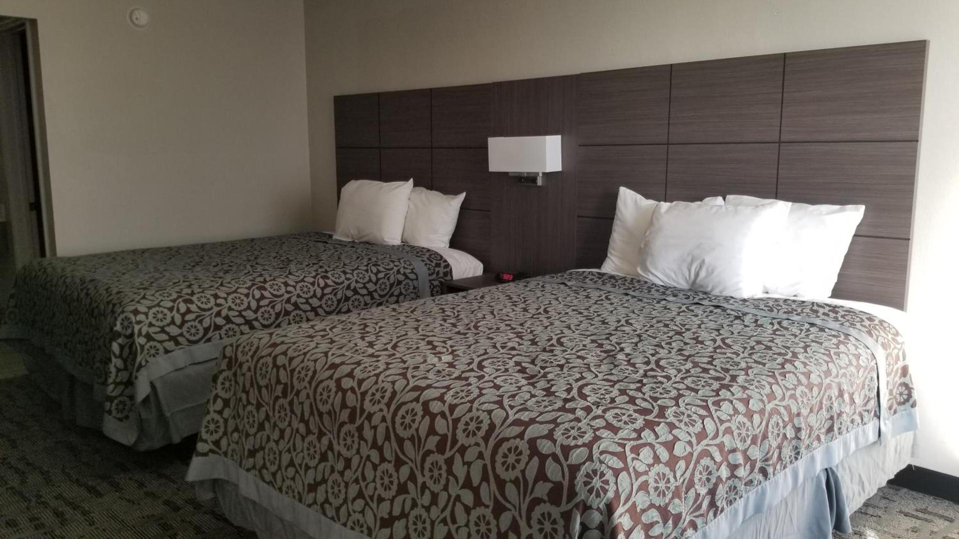 Days Inn & Suites by Wyndham Charleston Airport West photo 4