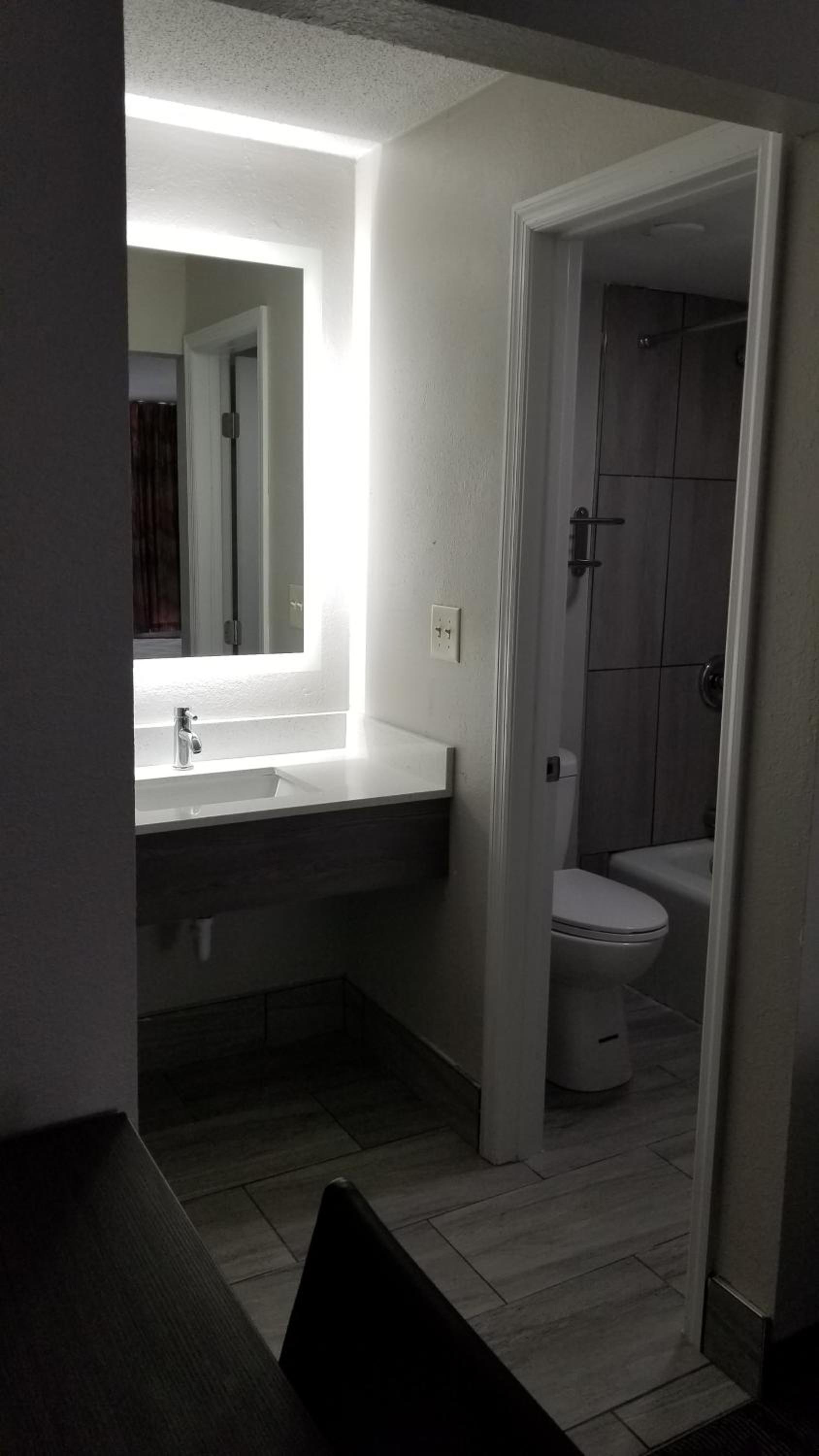 Days Inn & Suites by Wyndham Charleston Airport West photo 12