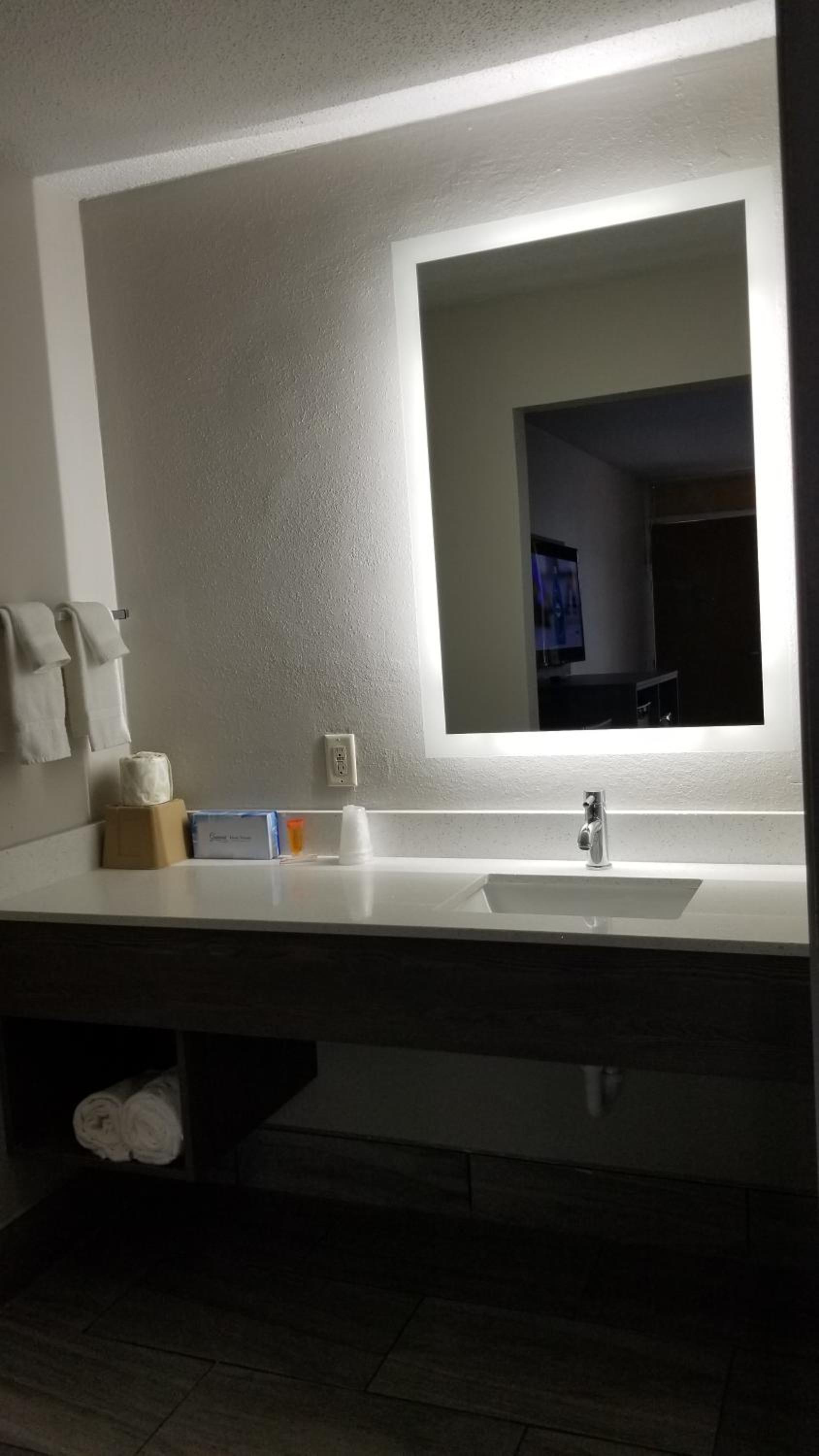 Days Inn & Suites by Wyndham Charleston Airport West photo 15