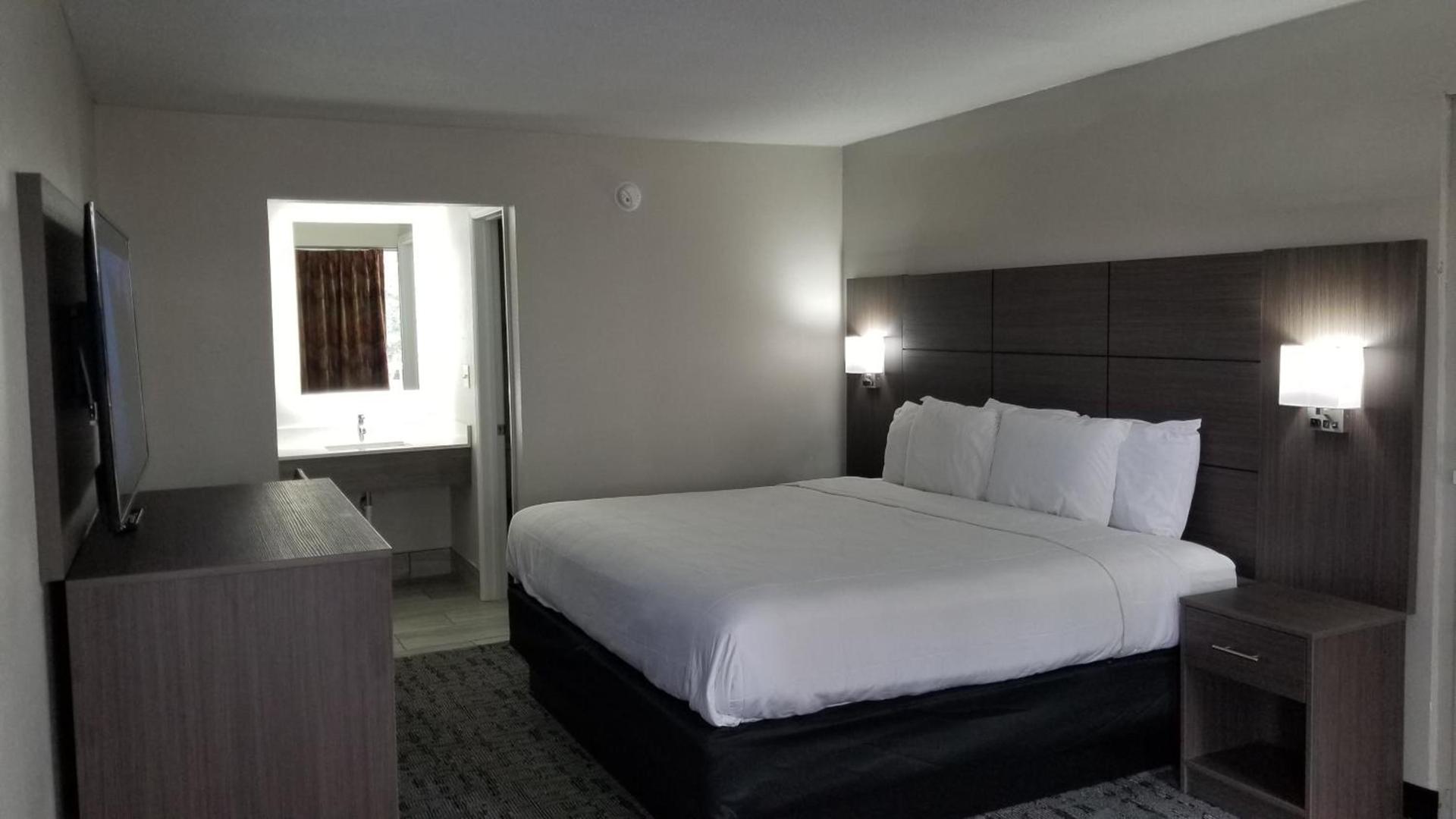 Days Inn & Suites by Wyndham Charleston Airport West photo 16