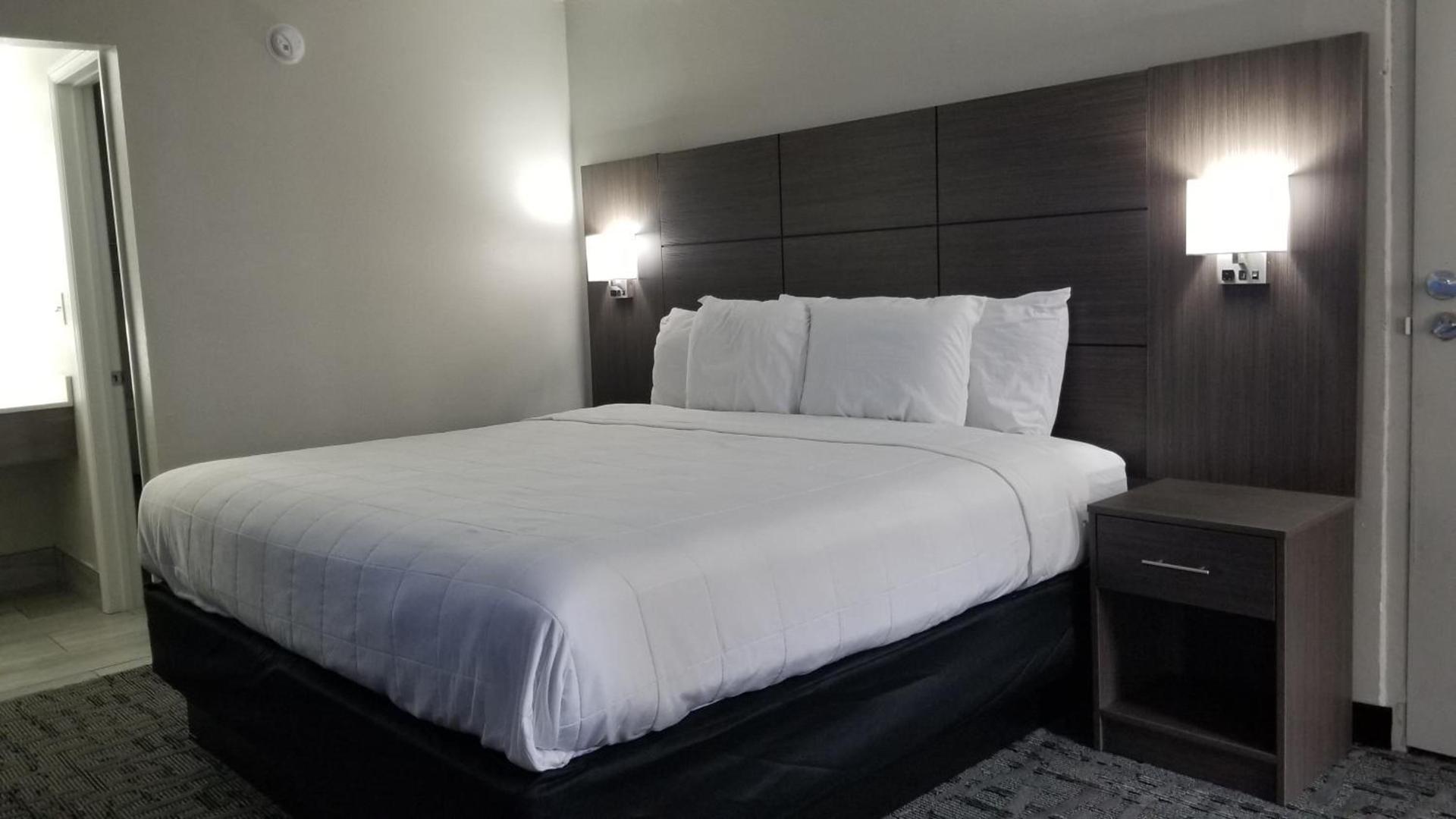 Days Inn & Suites by Wyndham Charleston Airport West photo 3