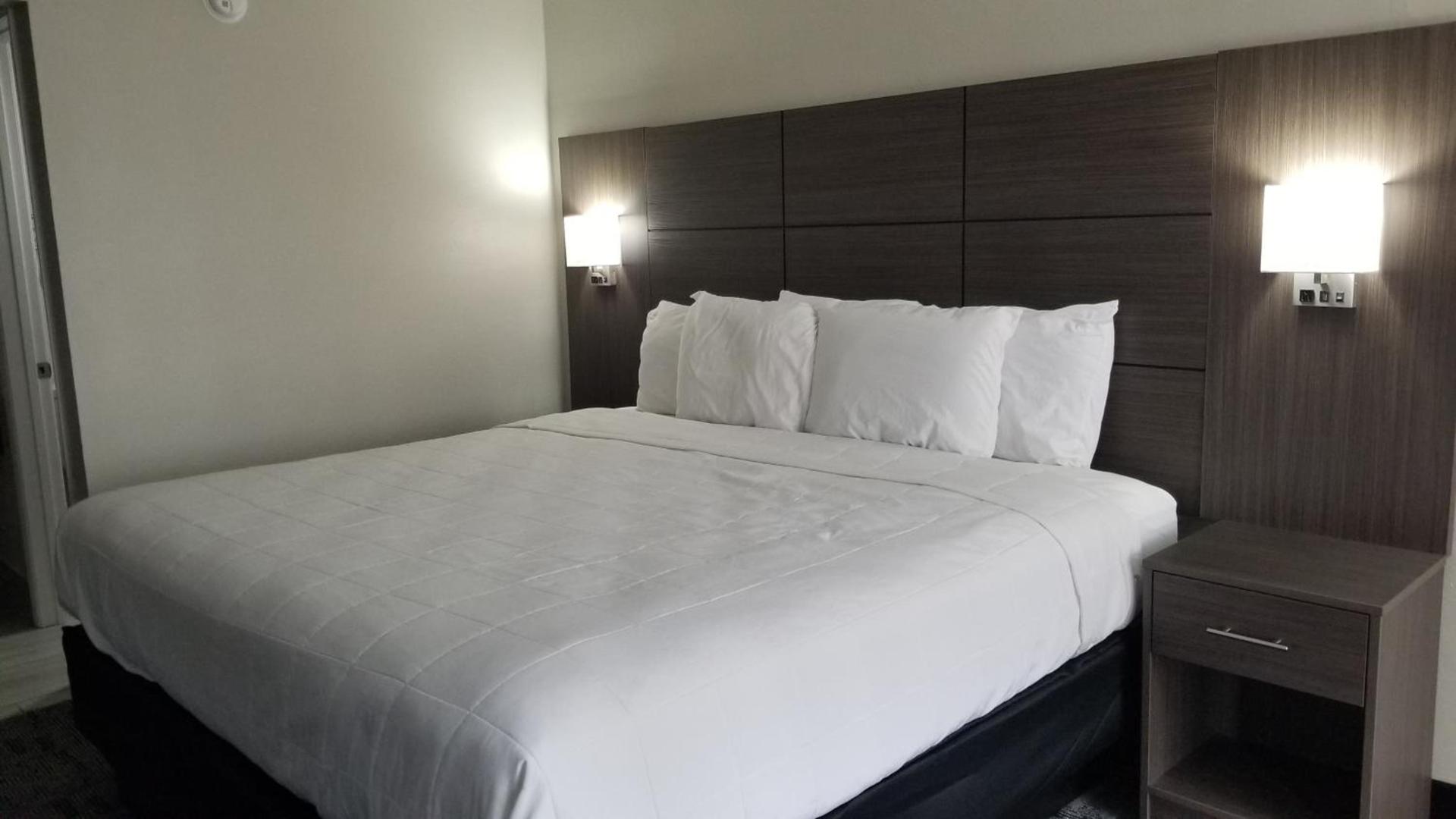 Days Inn & Suites by Wyndham Charleston Airport West photo 11