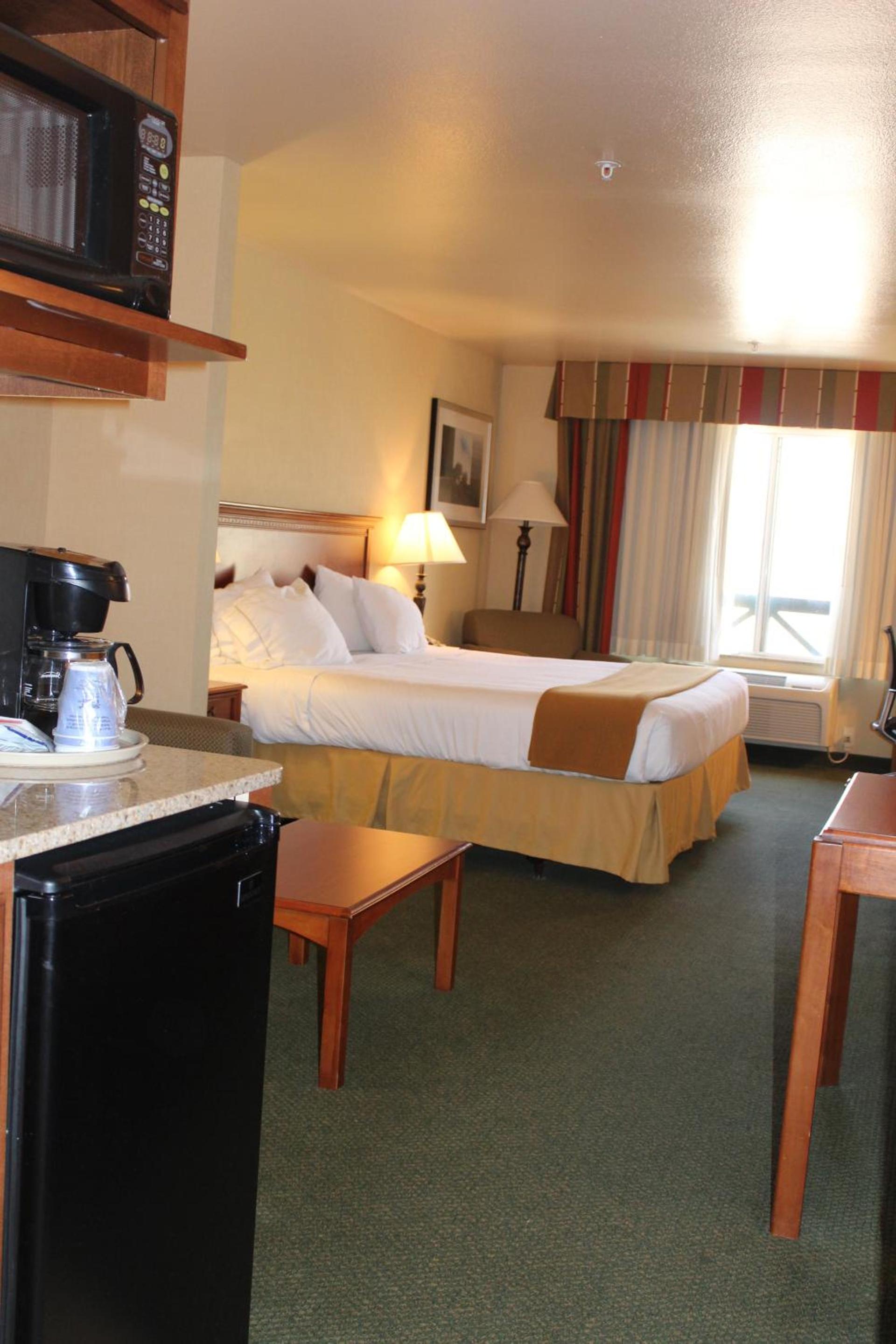 Holiday Inn Express Tehachapi by IHG photo 40