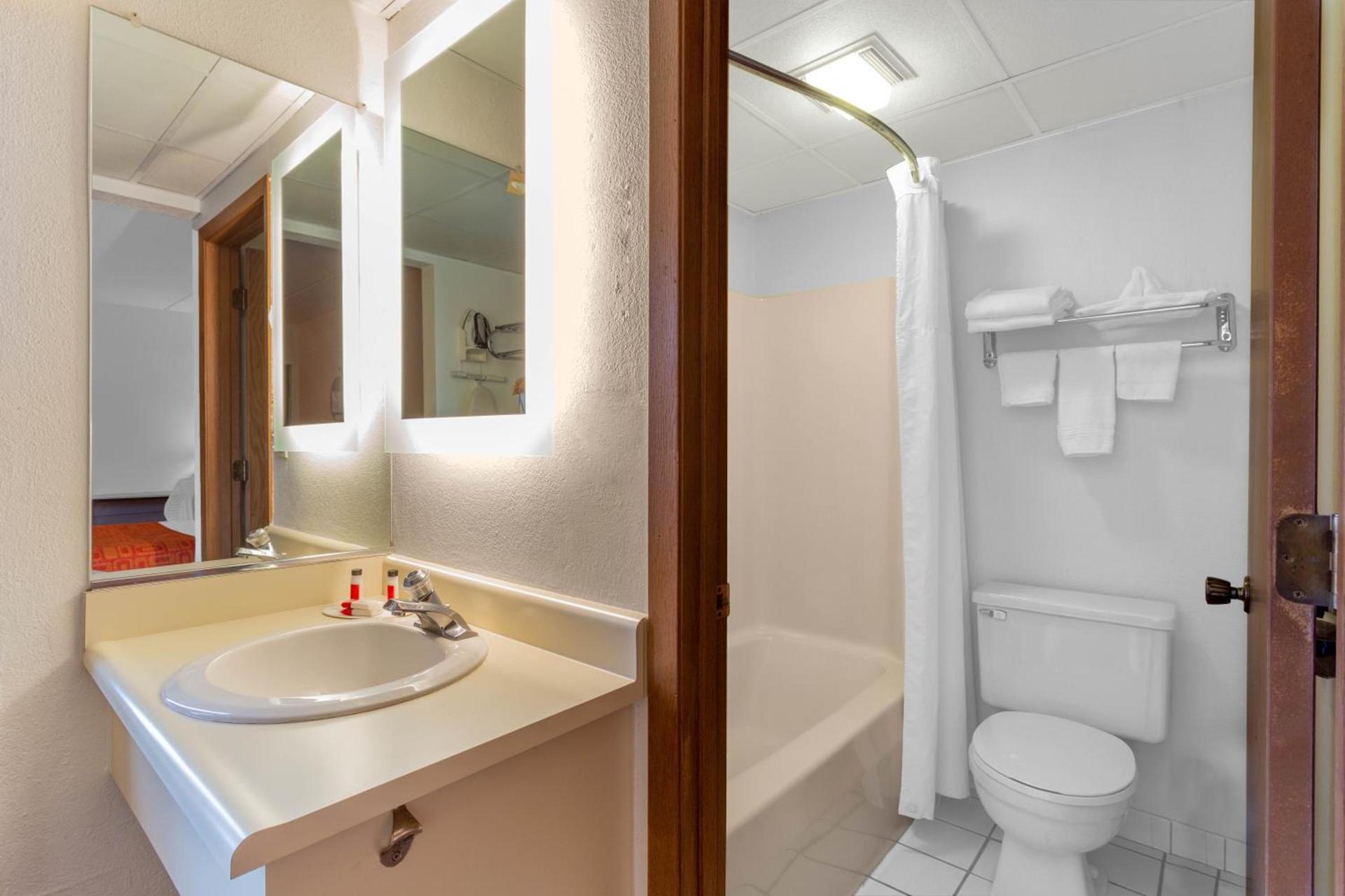 Howard Johnson by Wyndham Waukegan Great Lakes photo 28