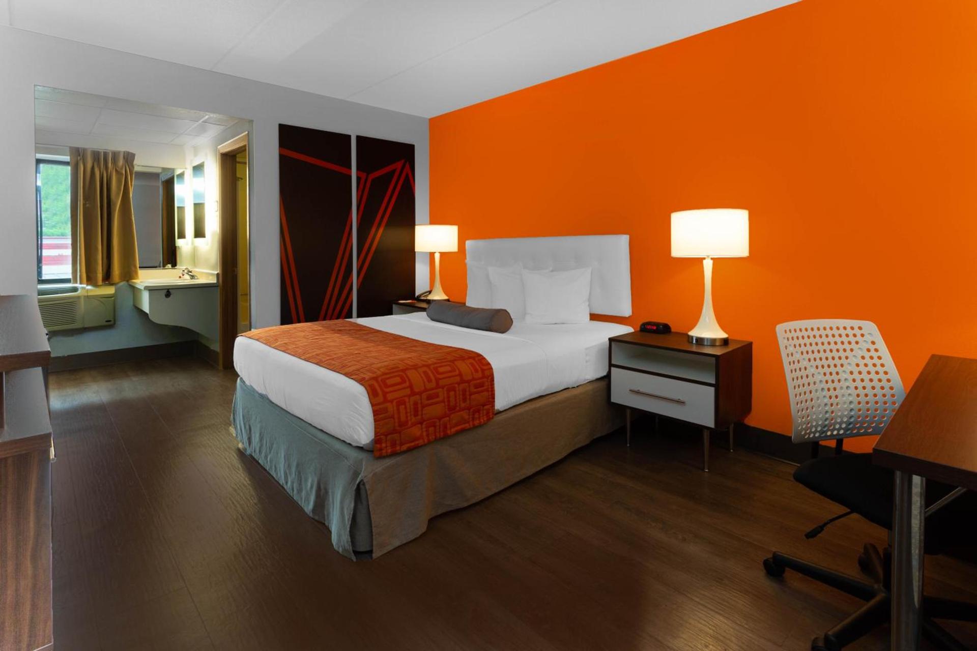 Howard Johnson by Wyndham Waukegan Great Lakes photo 25