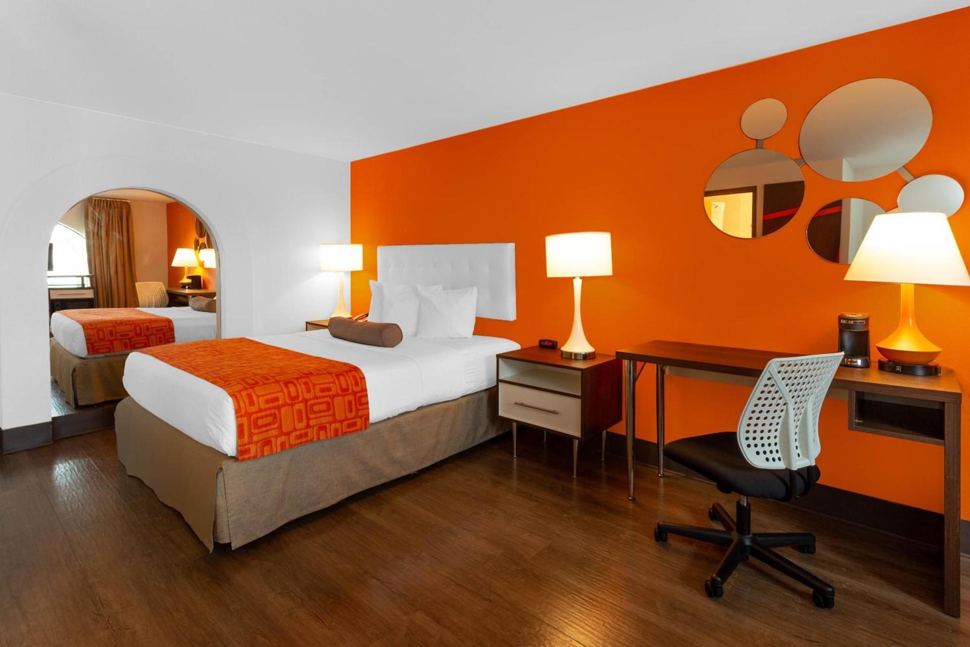 Howard Johnson by Wyndham Waukegan Great Lakes photo 24
