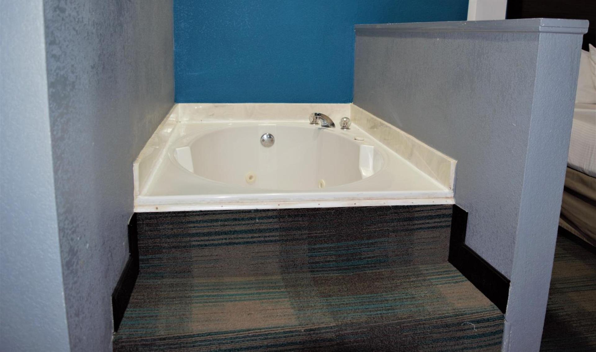 Days Inn by Wyndham Montgomery photo 12
