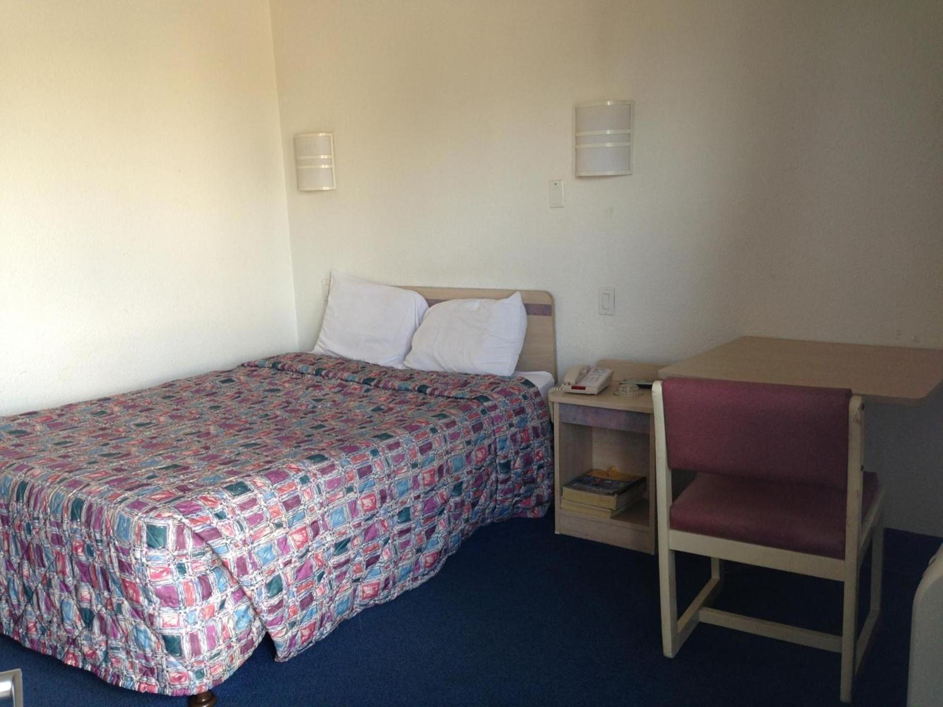Relax Inn Forth Worth photo 11