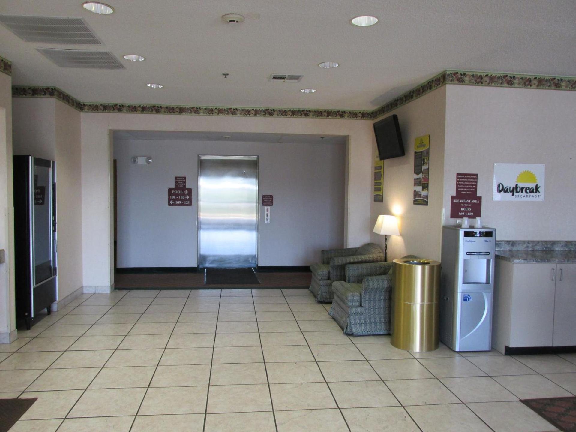 Days Inn by Wyndham Jefferson City photo 18