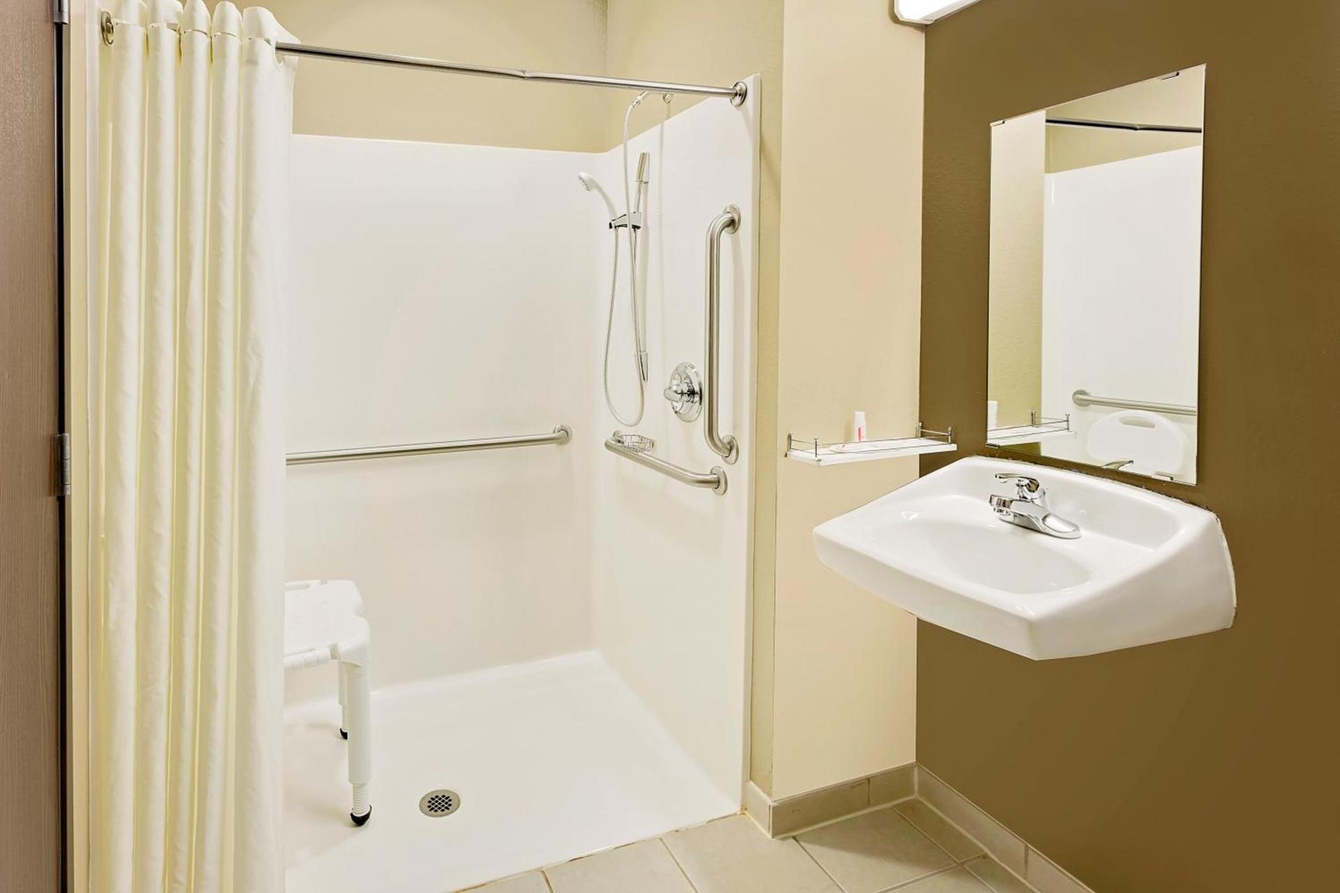 Microtel Inn & Suites by Wyndham Prairie du Chien photo 16
