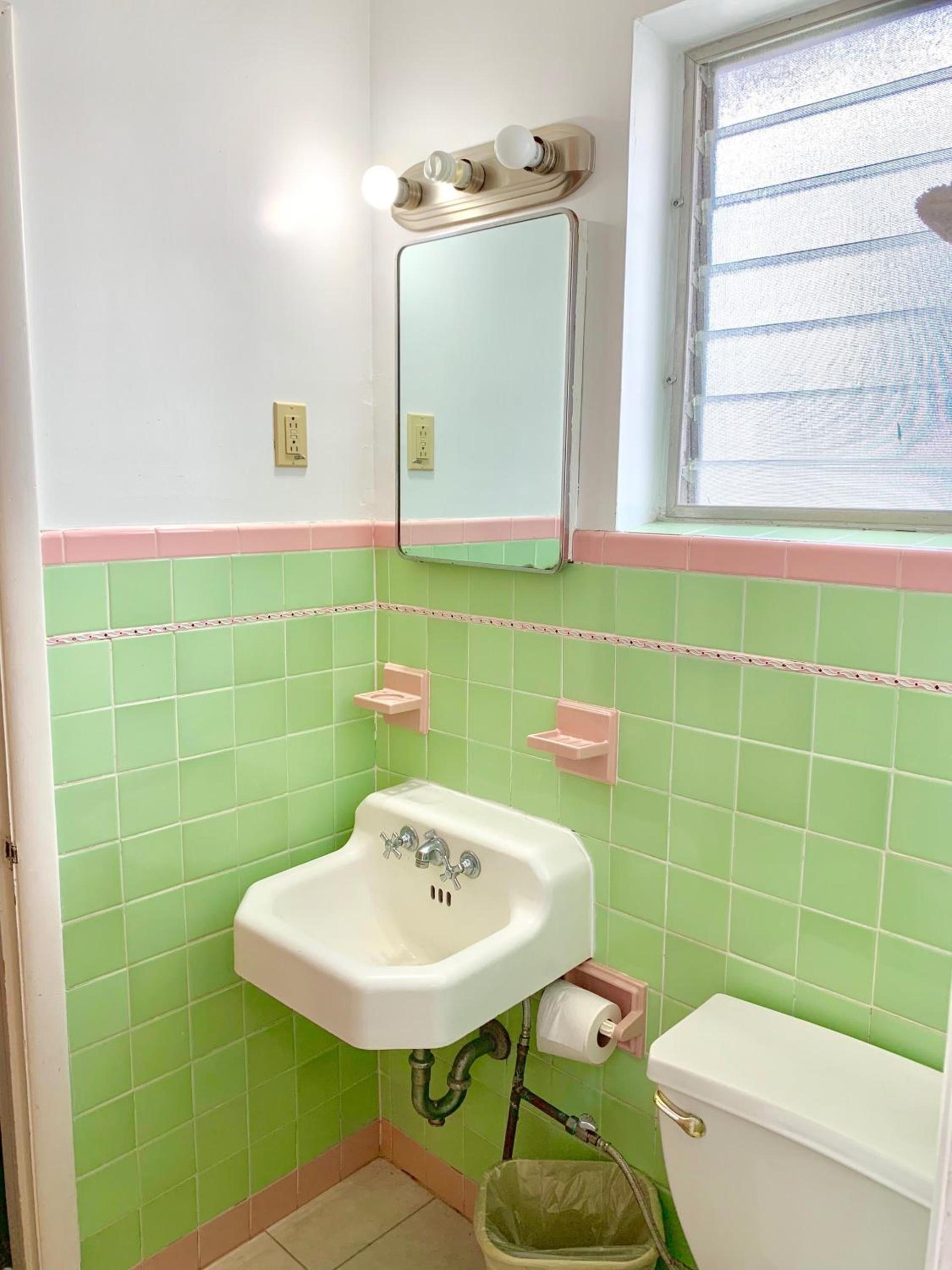 White Caps Motel photo 45
