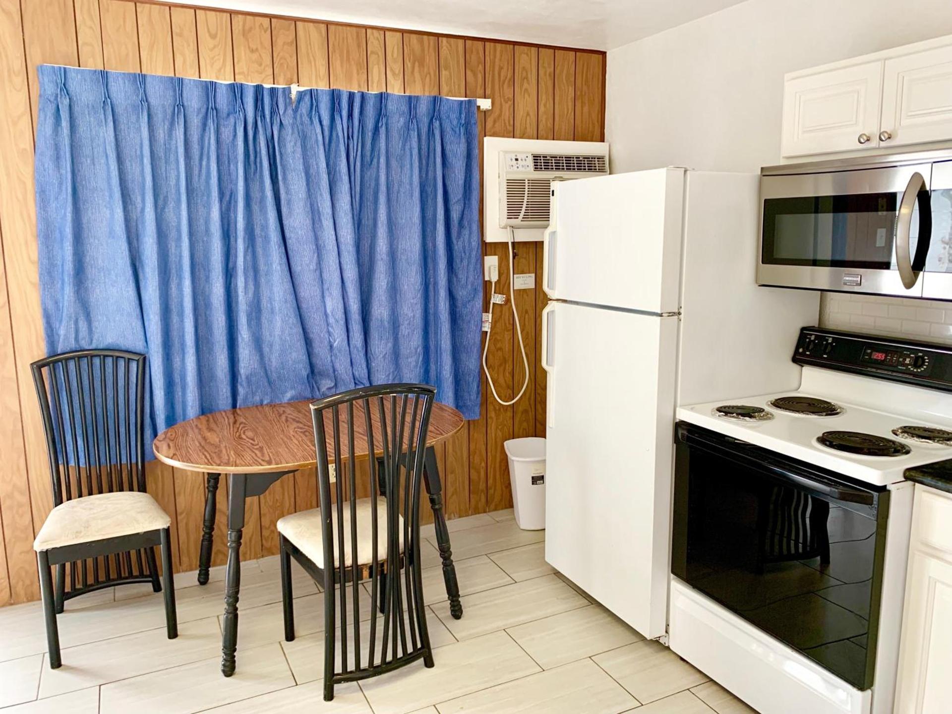 White Caps Motel photo 13