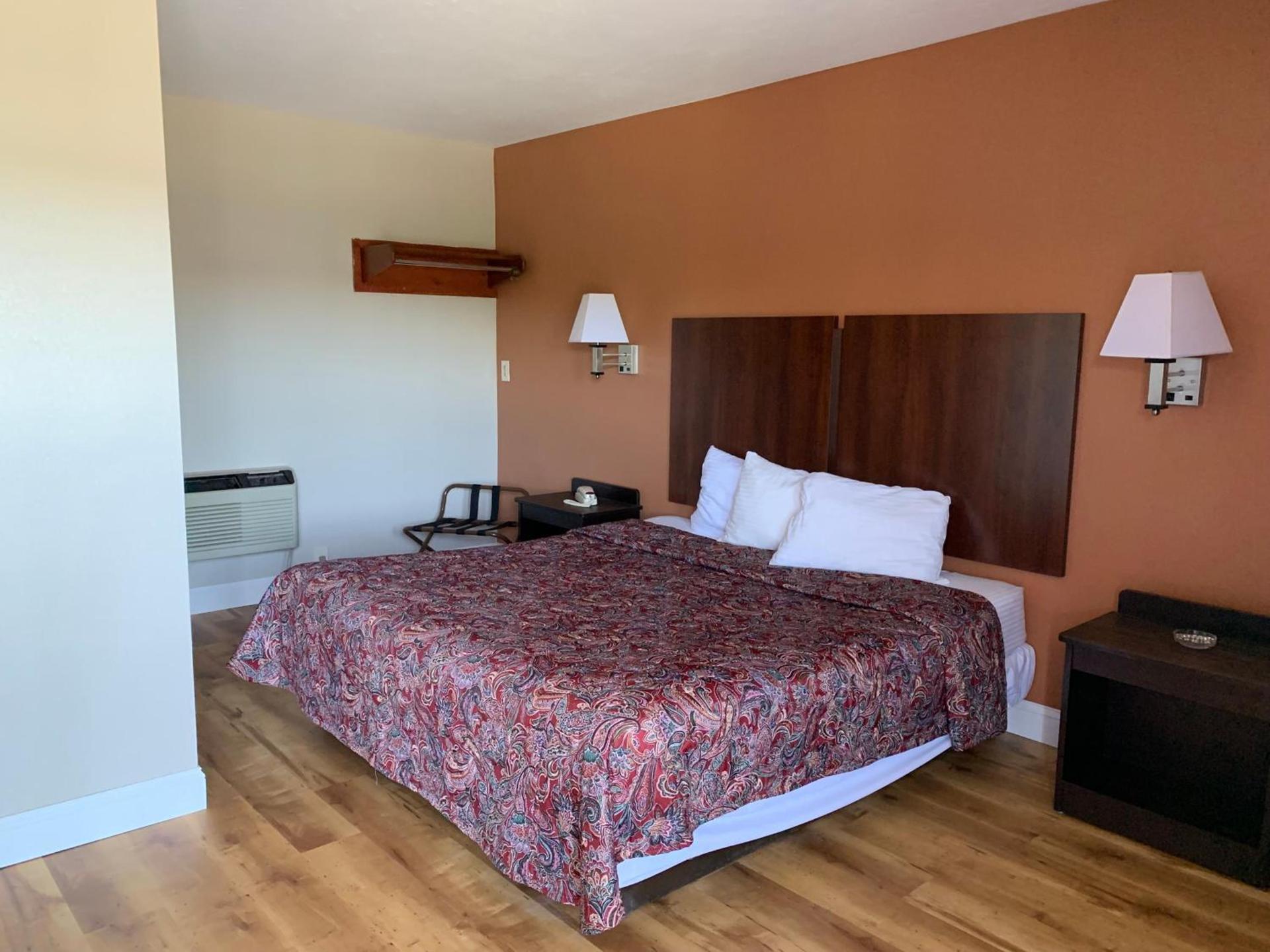 Rodeway Inn photo 14