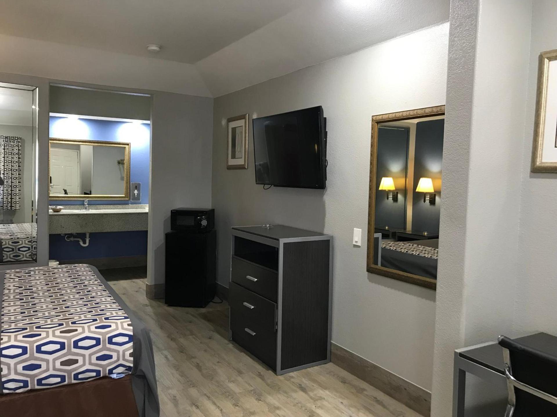 Camelot Inn and Suites photo 9