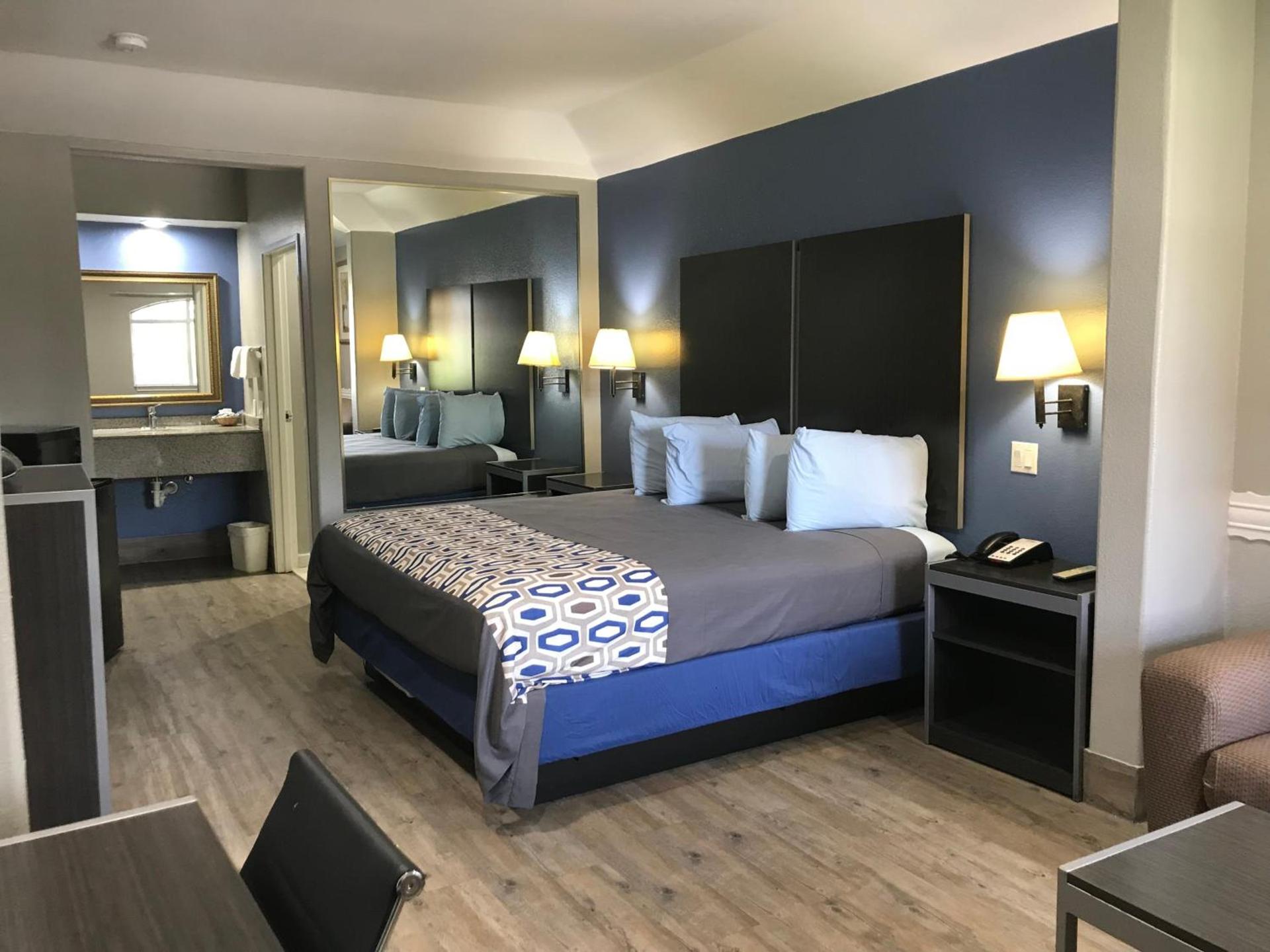Camelot Inn and Suites photo 10