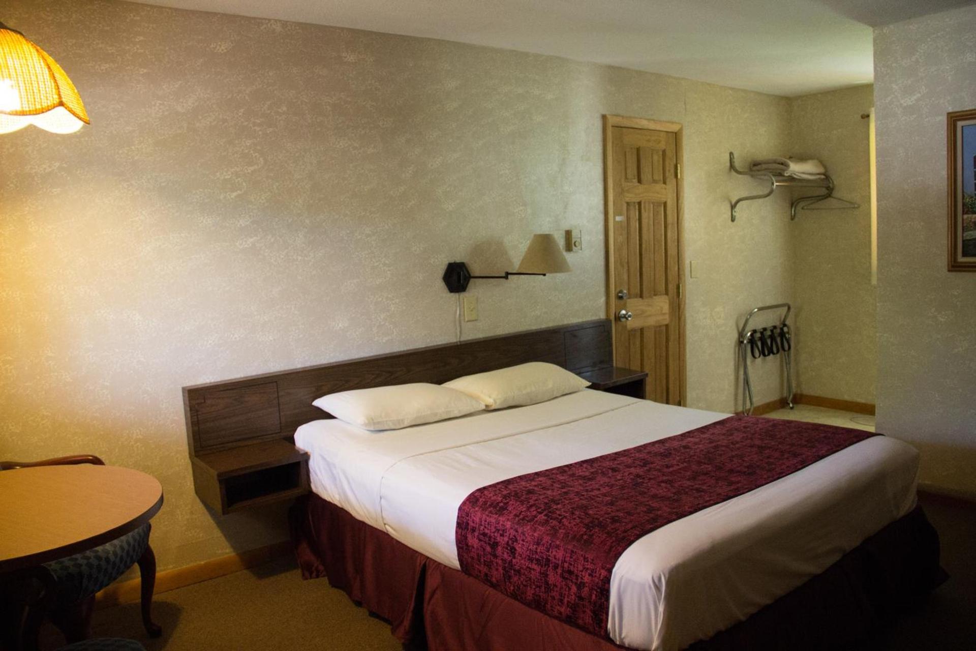 Fran Cove Motel photo 36
