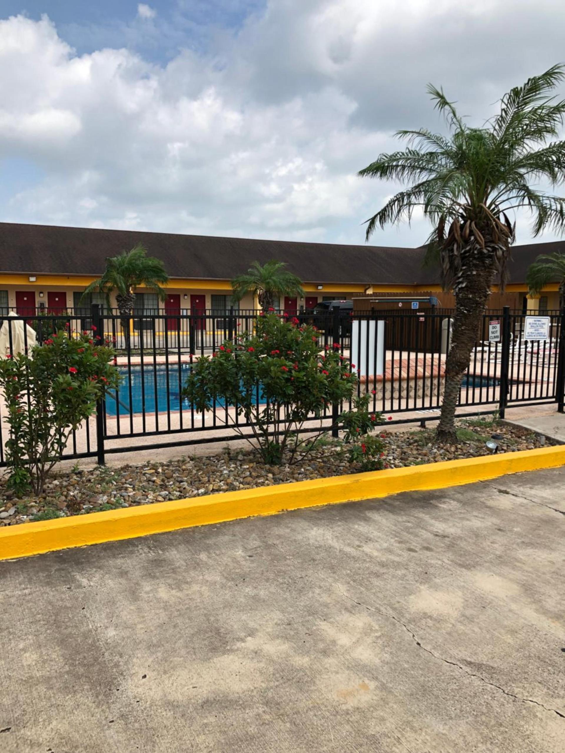 Los Fresnos Inn and Suites photo 64