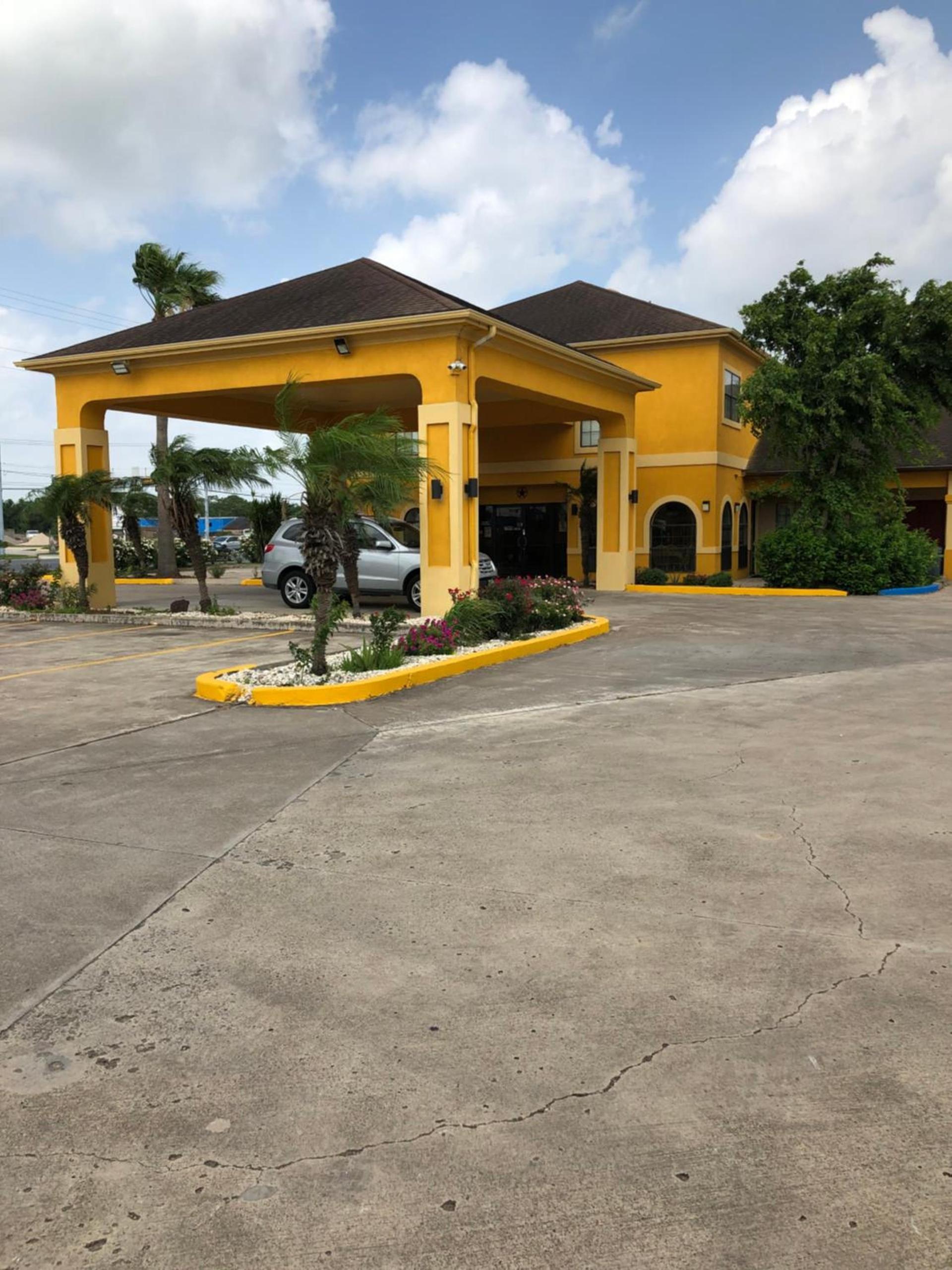 Los Fresnos Inn and Suites photo 63
