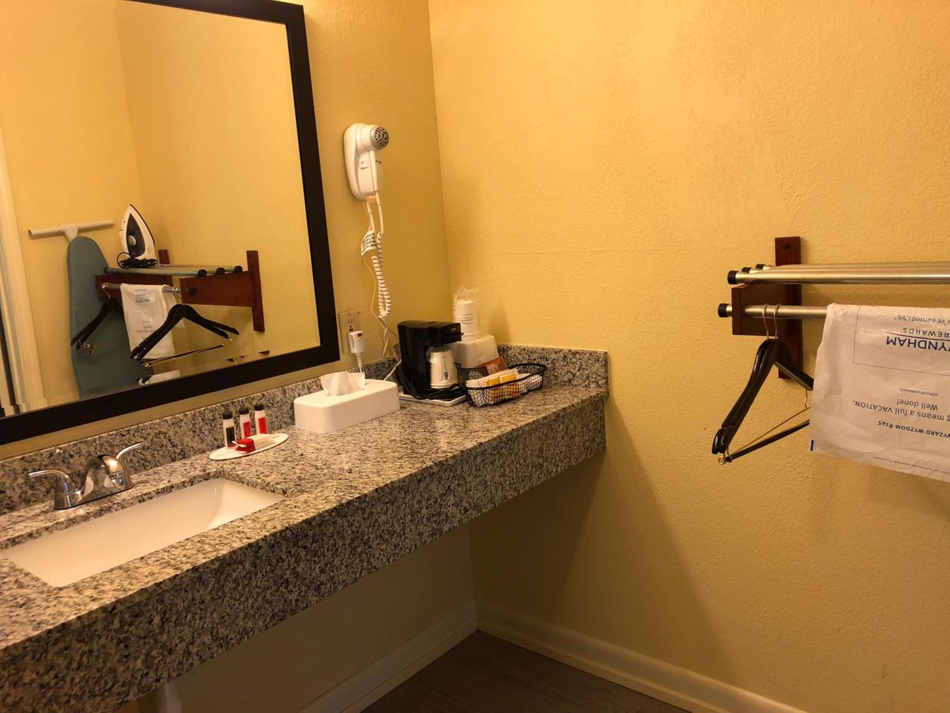 Days Inn by Wyndham Natchez photo 42