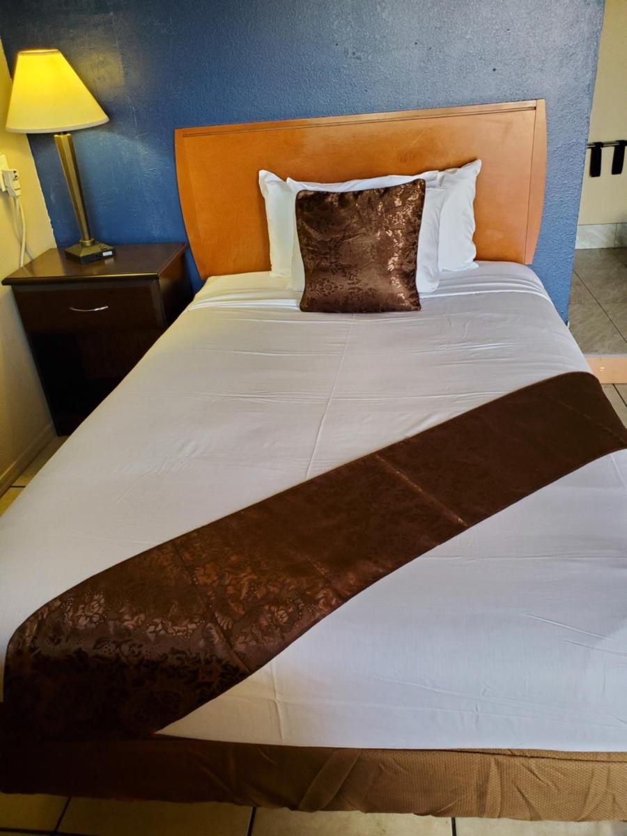 PineCrest Inn & Suites photo 7