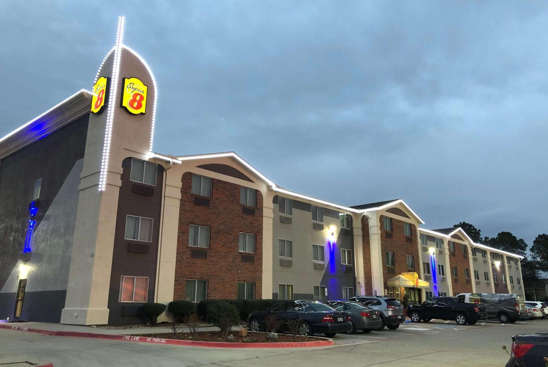Super 8 by Wyndham Bedford DFW Airport West photo 3