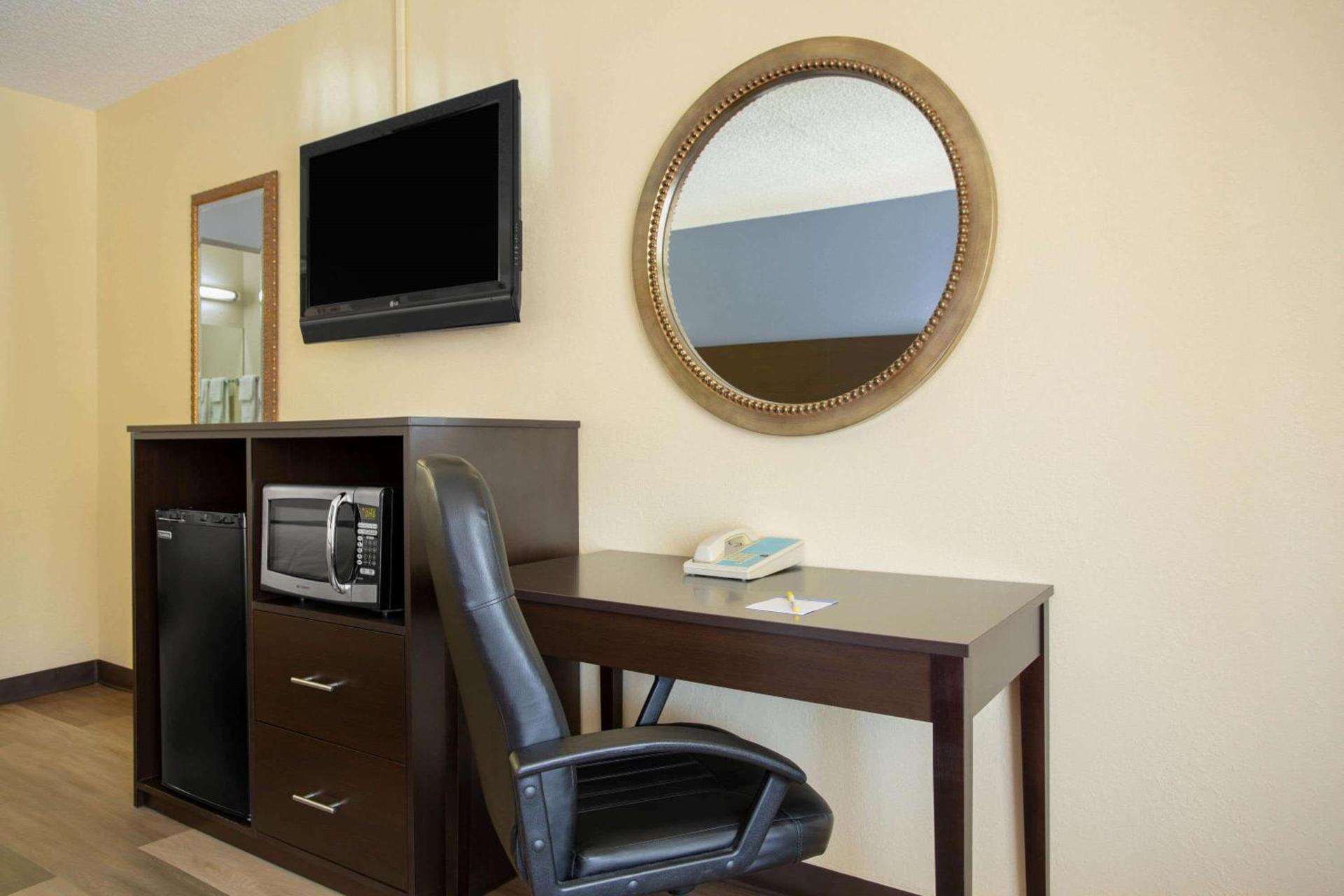 Days Inn by Wyndham Greensboro Airport photo 13