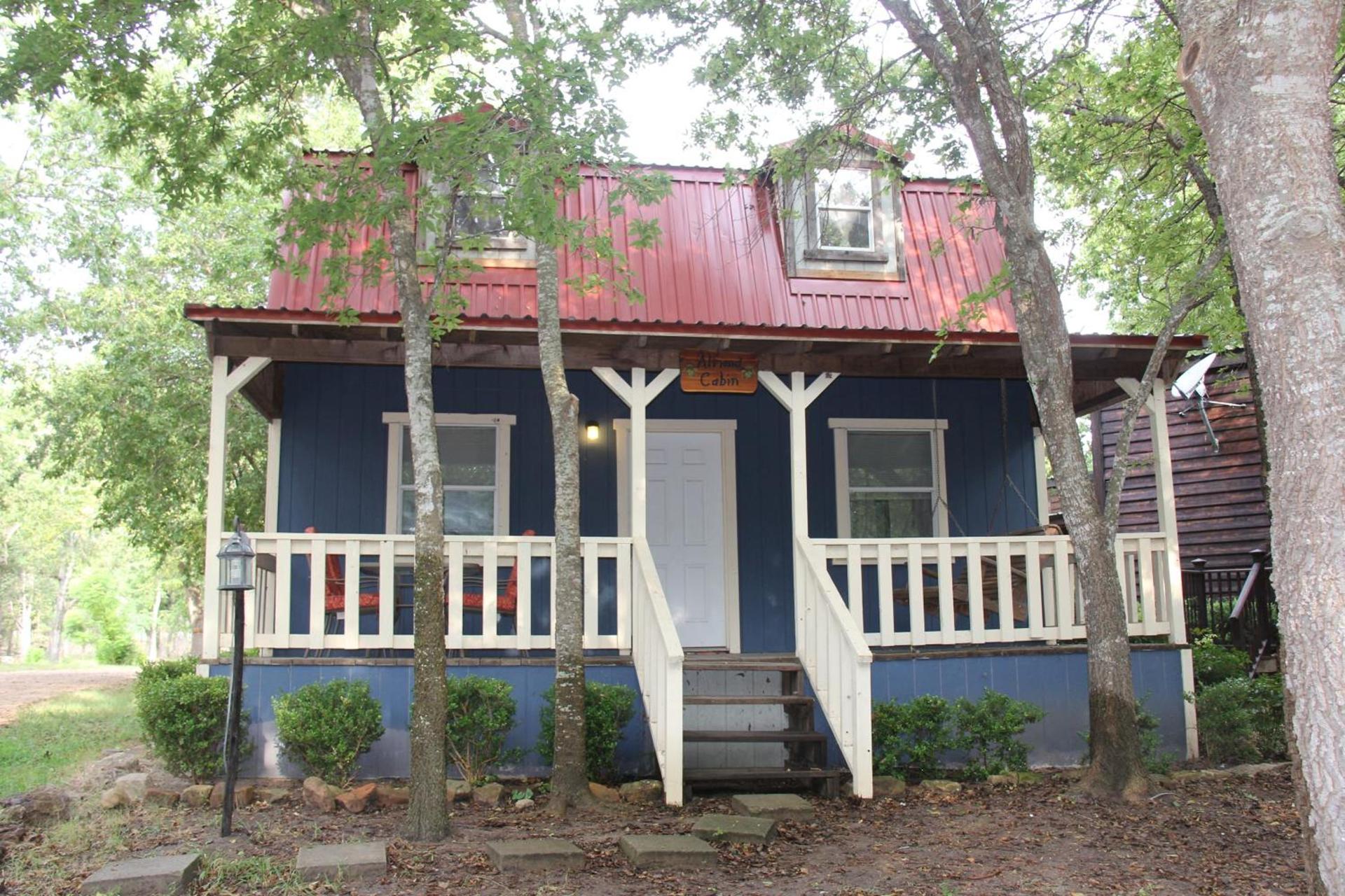 Almond Cabin photo 1