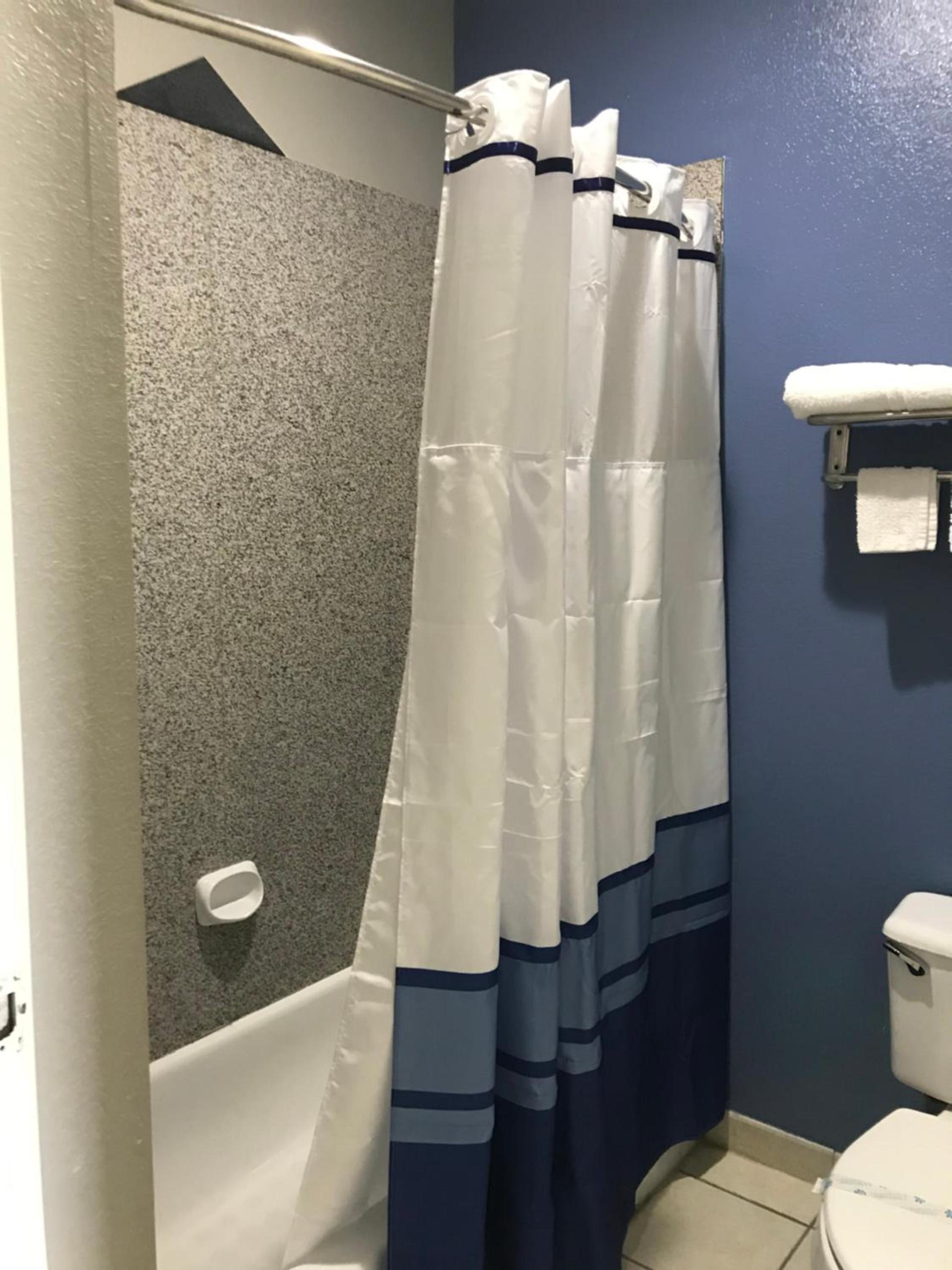 Camelot Inn and Suites photo 3