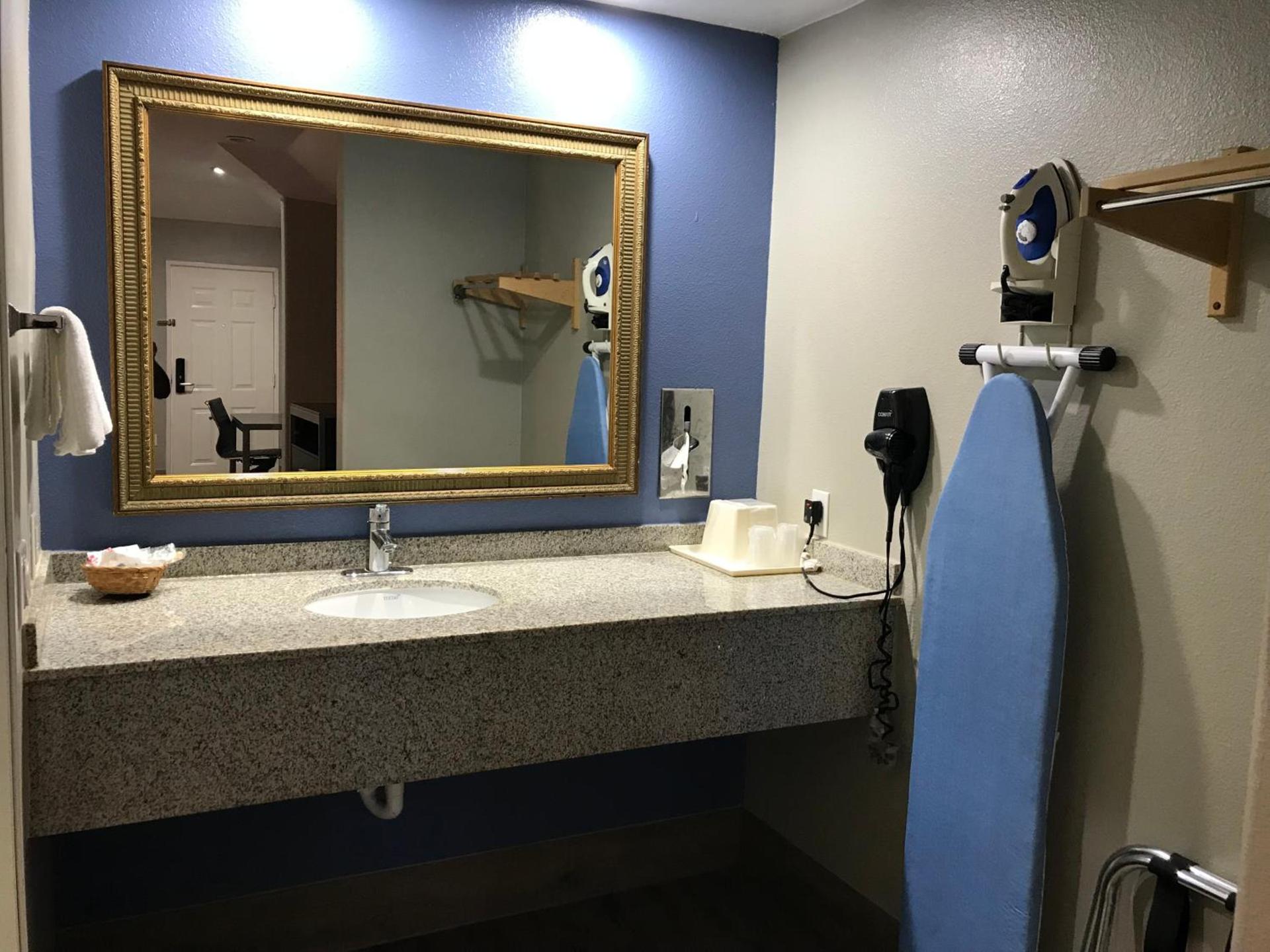 Camelot Inn and Suites photo 4