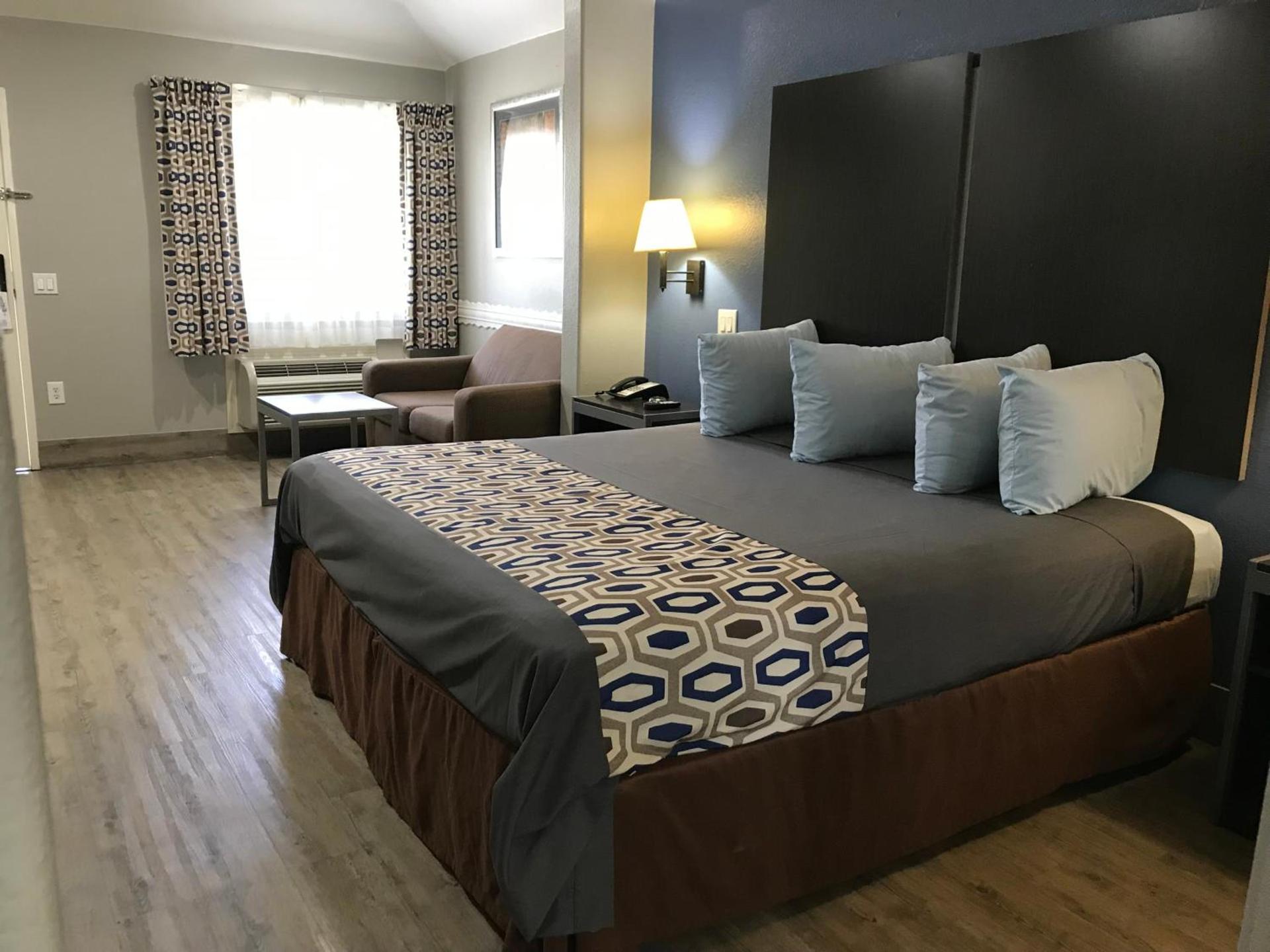 Camelot Inn and Suites photo 6